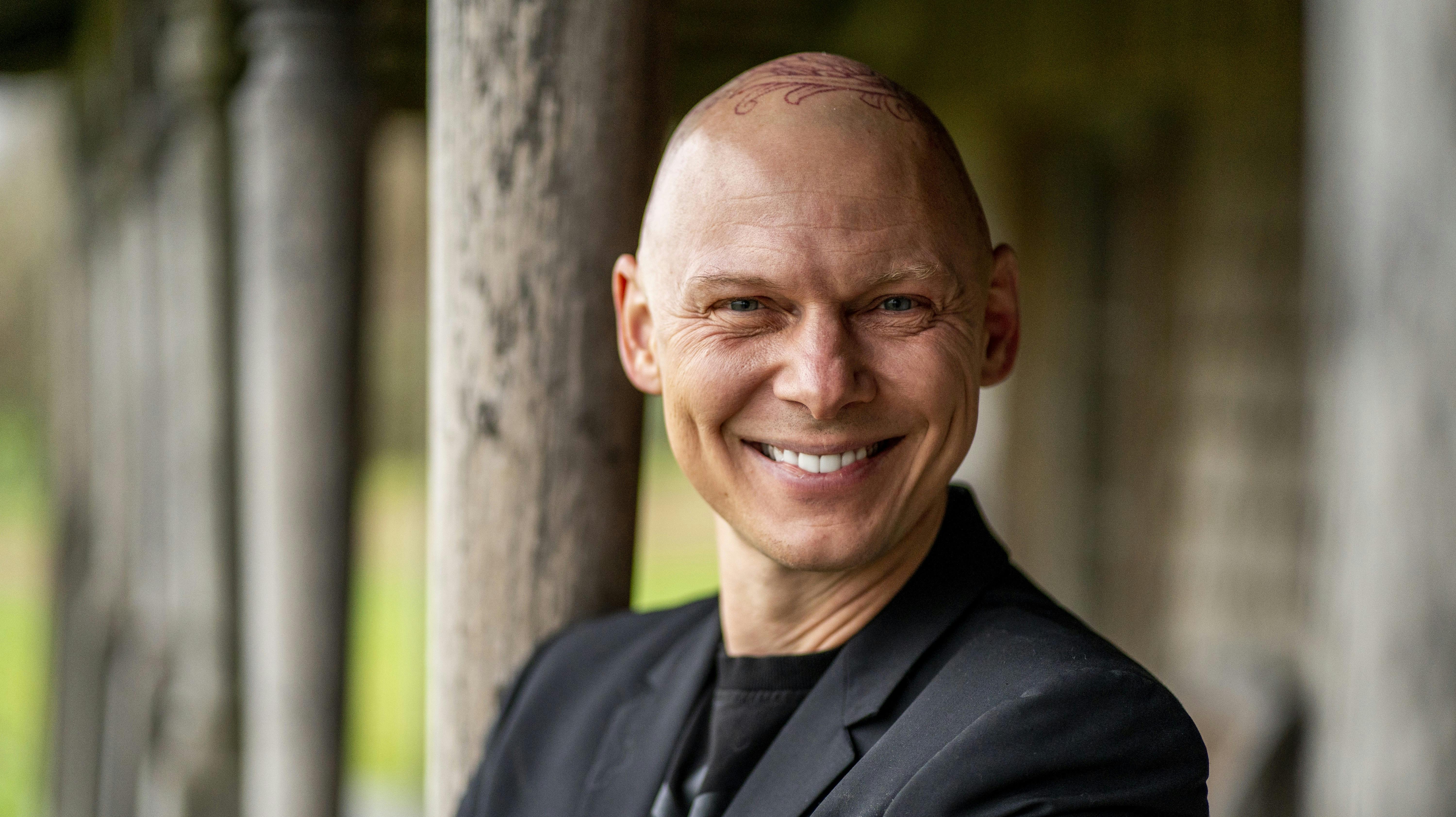 Jim Lyngvild og Morten Paulsen pynter op til jul på vikingeborgen.