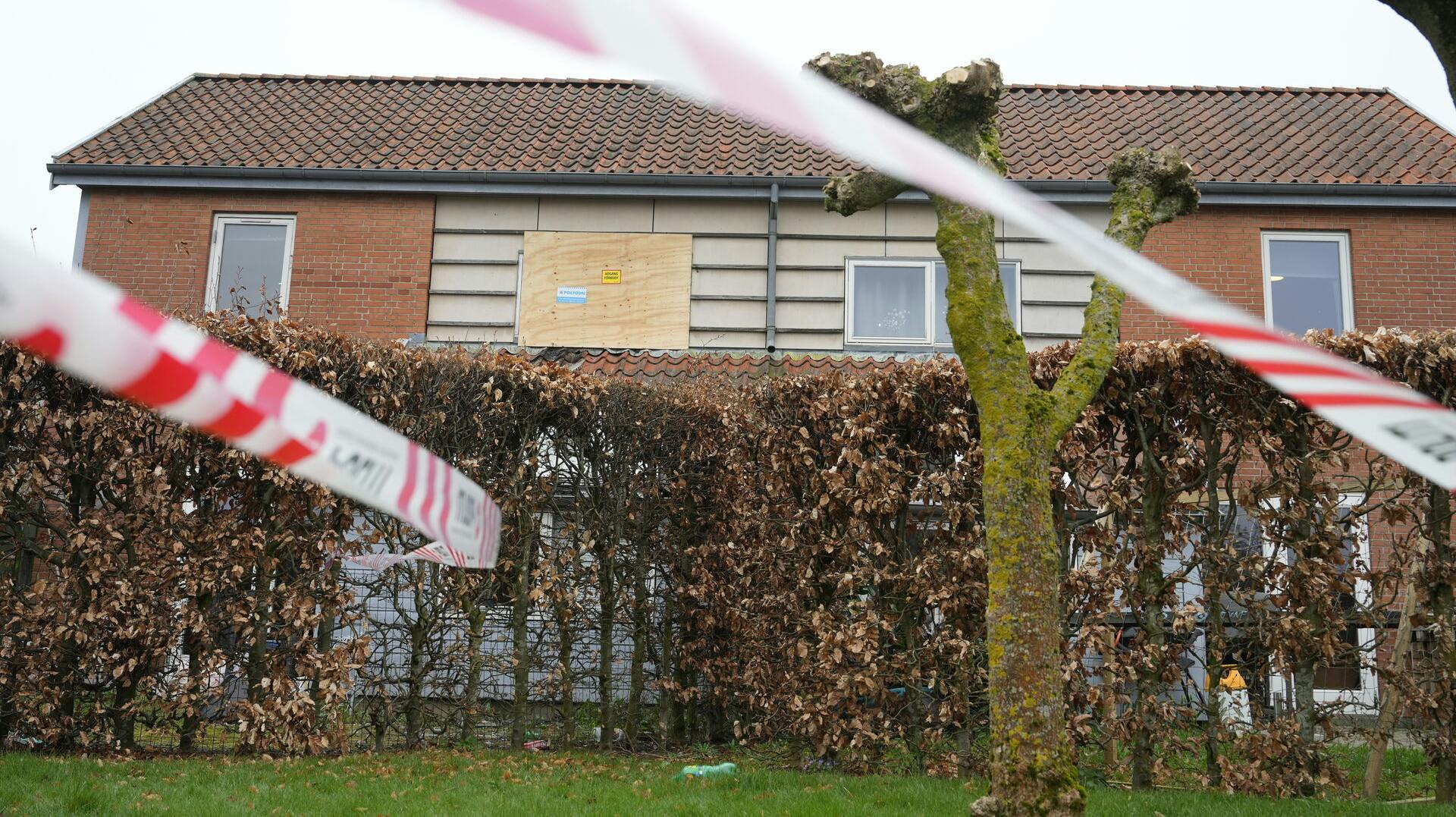 Dn 12-årige pige, der tilbage i april blev kvæstet i en eksplosion i et rækkehus i Helsinge, er ifølge TV 2s oplysninger afgået ved døden.