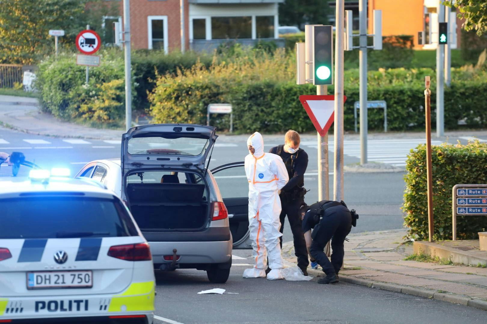 Politiet anholdt onsdag to personer, som de mistænker for at have noget at gøre med onsdagens skudepisode, hvor en mand blev såret af et skud i benet.