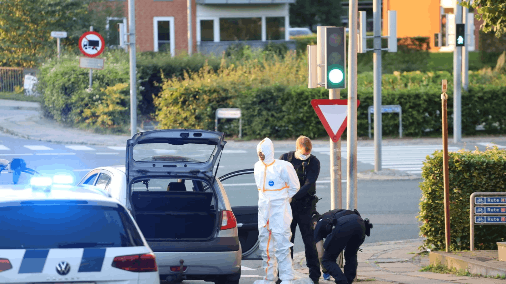 Politiet anholdt onsdag to personer, som de mistænker for at have noget at gøre med onsdagens skudepisode, hvor en mand blev såret af et skud i benet.