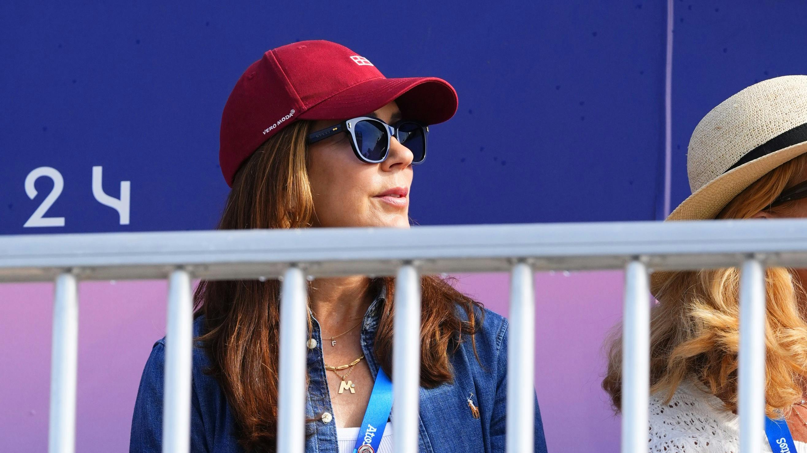 Marys sender en sød hilsen til sin husbond, kong Frederik, med sin halskæde.