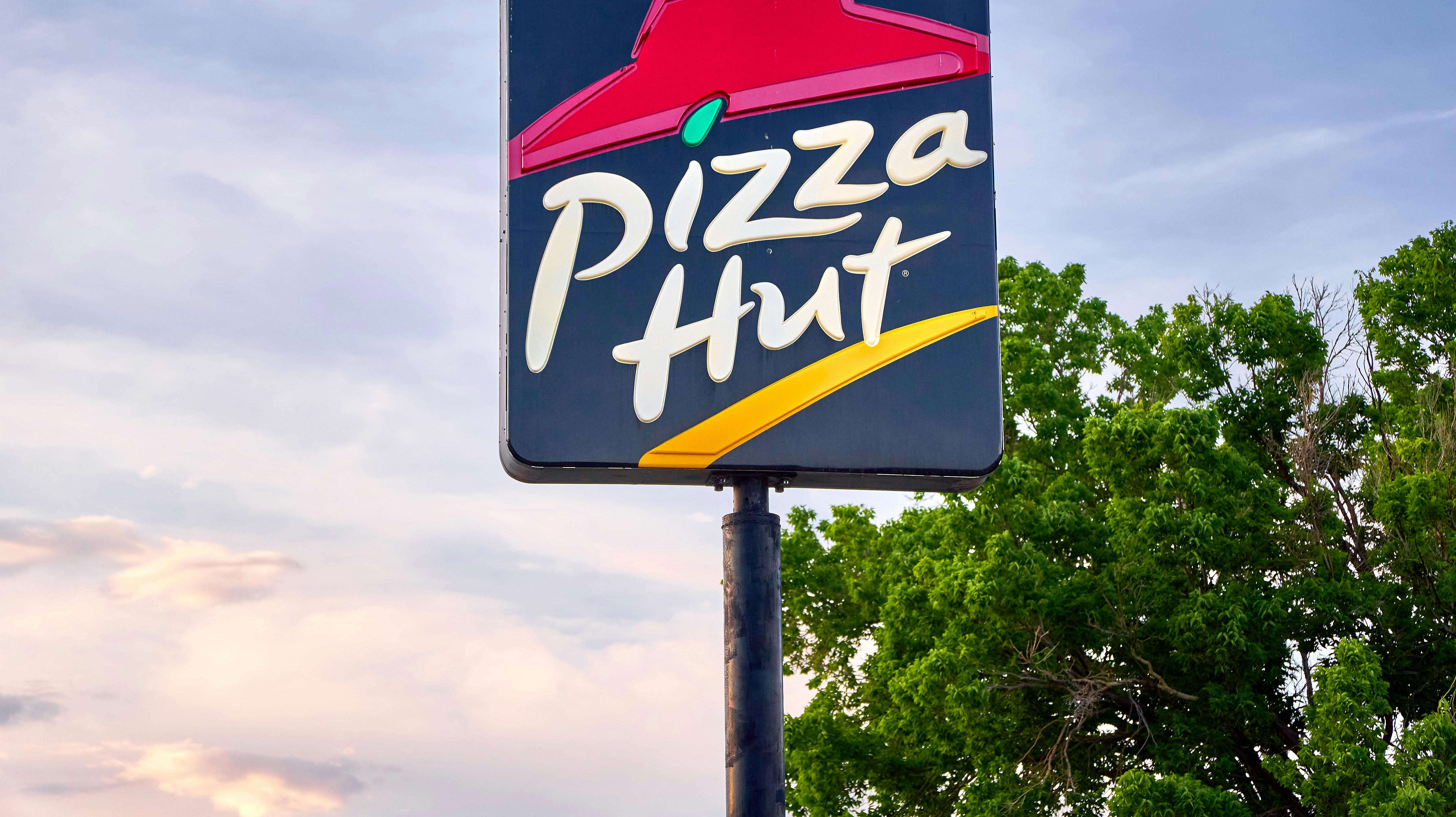 Den amerikanske kæde Pizza Hut måtte i 2009 dreje nøglen om i Danmark. Nu vender den tilbage.