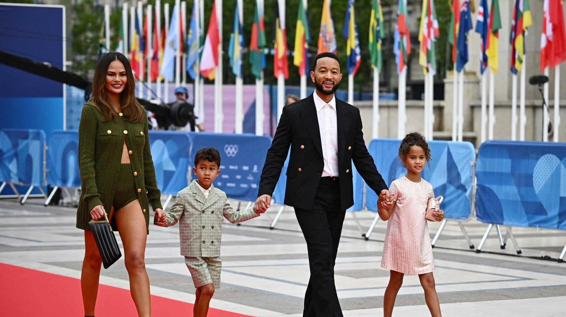Paris 2024 Olympics - Opening Ceremony - Paris, France - July 26, 2024. Musician John Legend and his wife Chrissy Teigen and their children arrive for the opening ceremony. REUTERS/Dylan Martinez