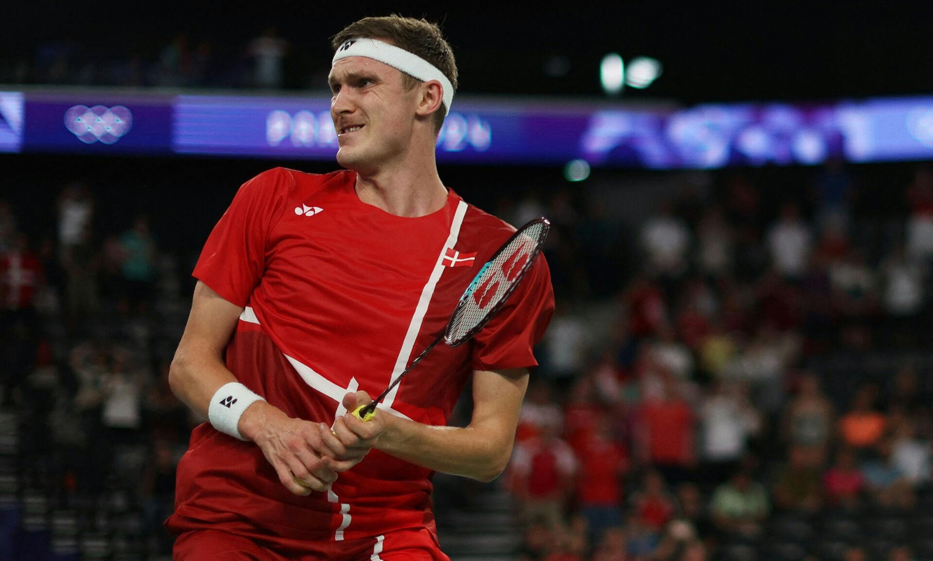 Viktor Axelsen er i OL-semifinalen.