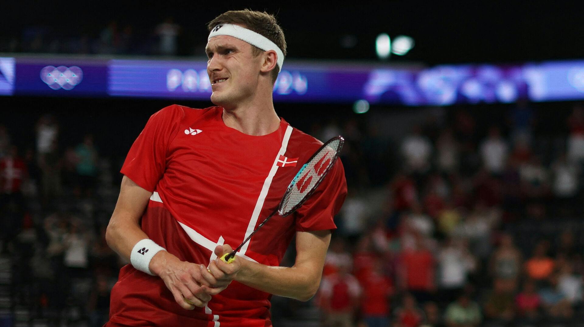 Viktor Axelsen er i OL-semifinalen.