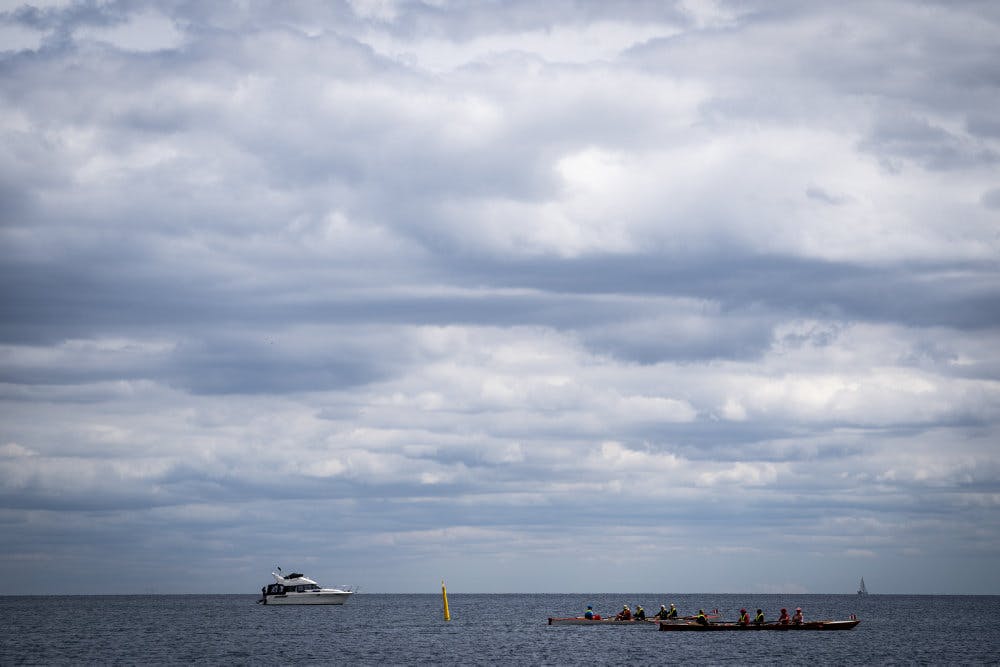 Weekenden byder på skyer og byger men også små pauser med sol. Her et billede fra Bellevue Strand i Klampenborg, fredag den 3. juli 2020.&nbsp;