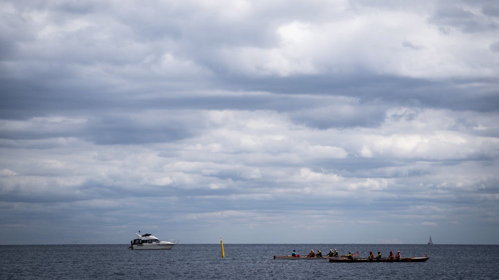 Weekenden byder på skyer og byger men også små pauser med sol. Her et billede fra Bellevue Strand i Klampenborg, fredag den 3. juli 2020. 