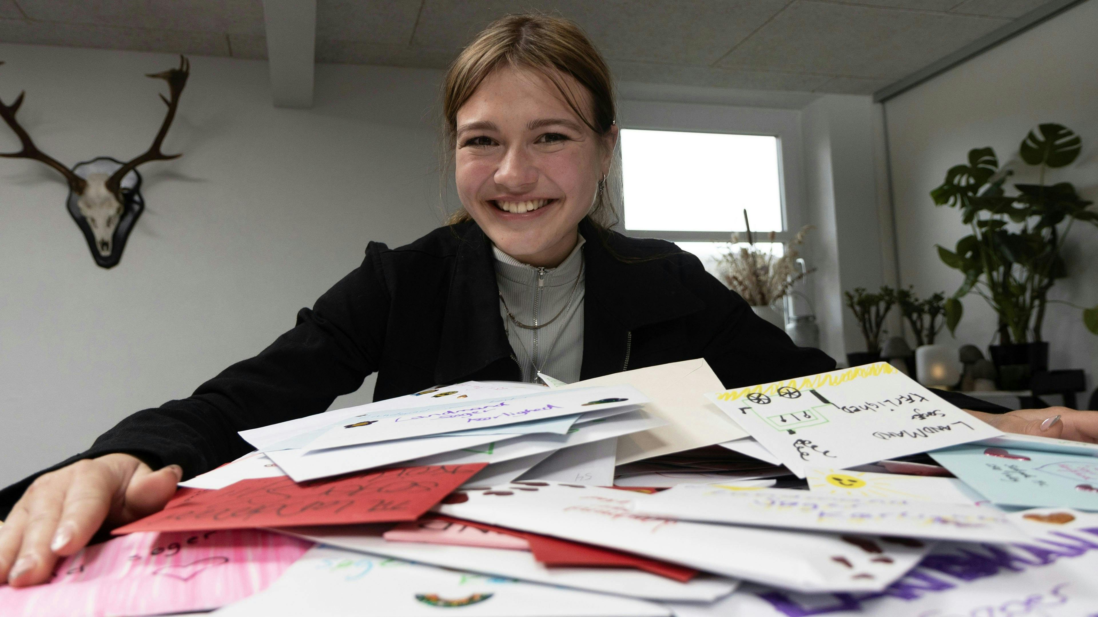 Bianca på 21 år er overvældet over de mange breve, hun får.