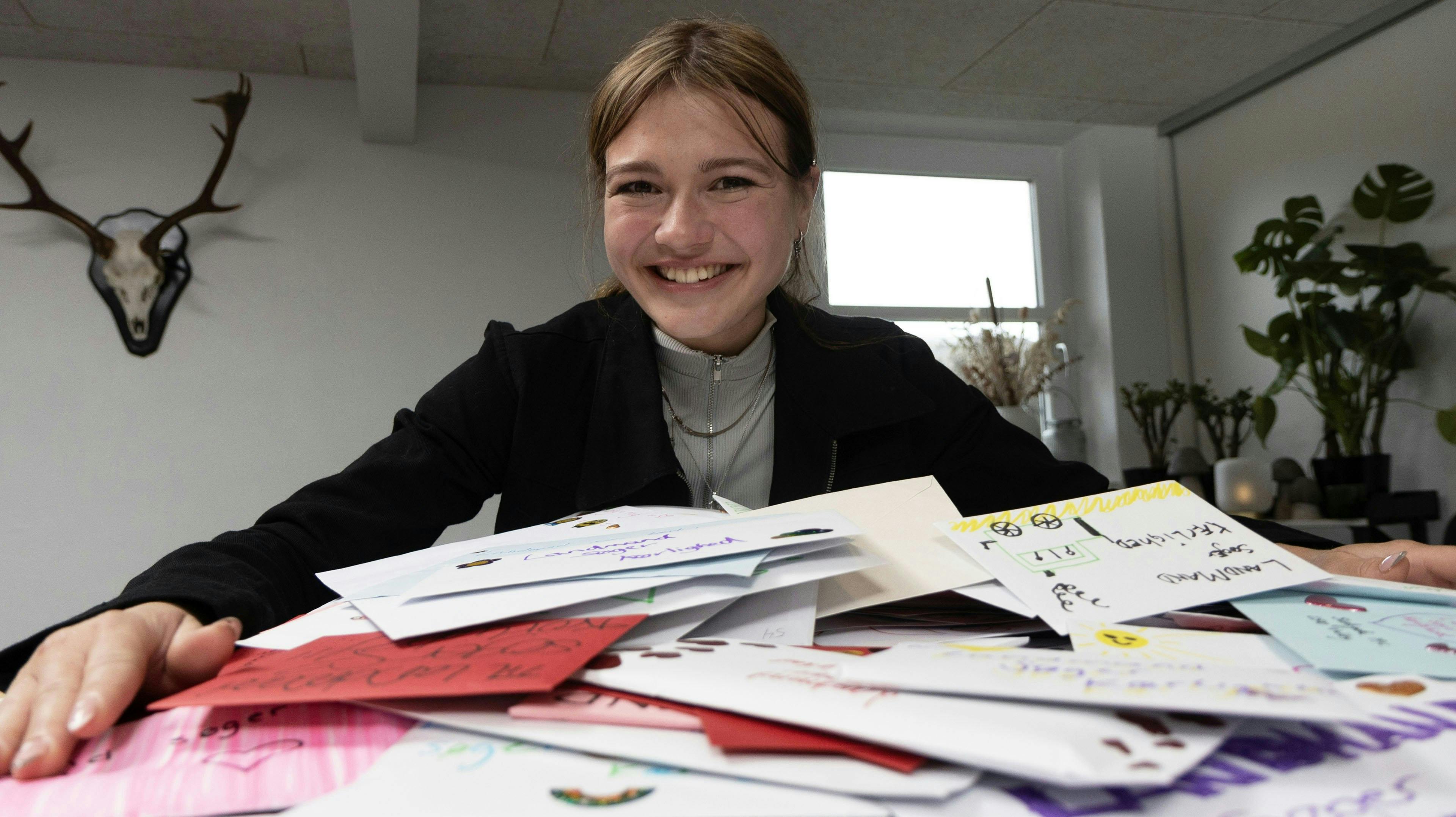 Bianca på 21 år er overvældet over de mange breve, hun får.