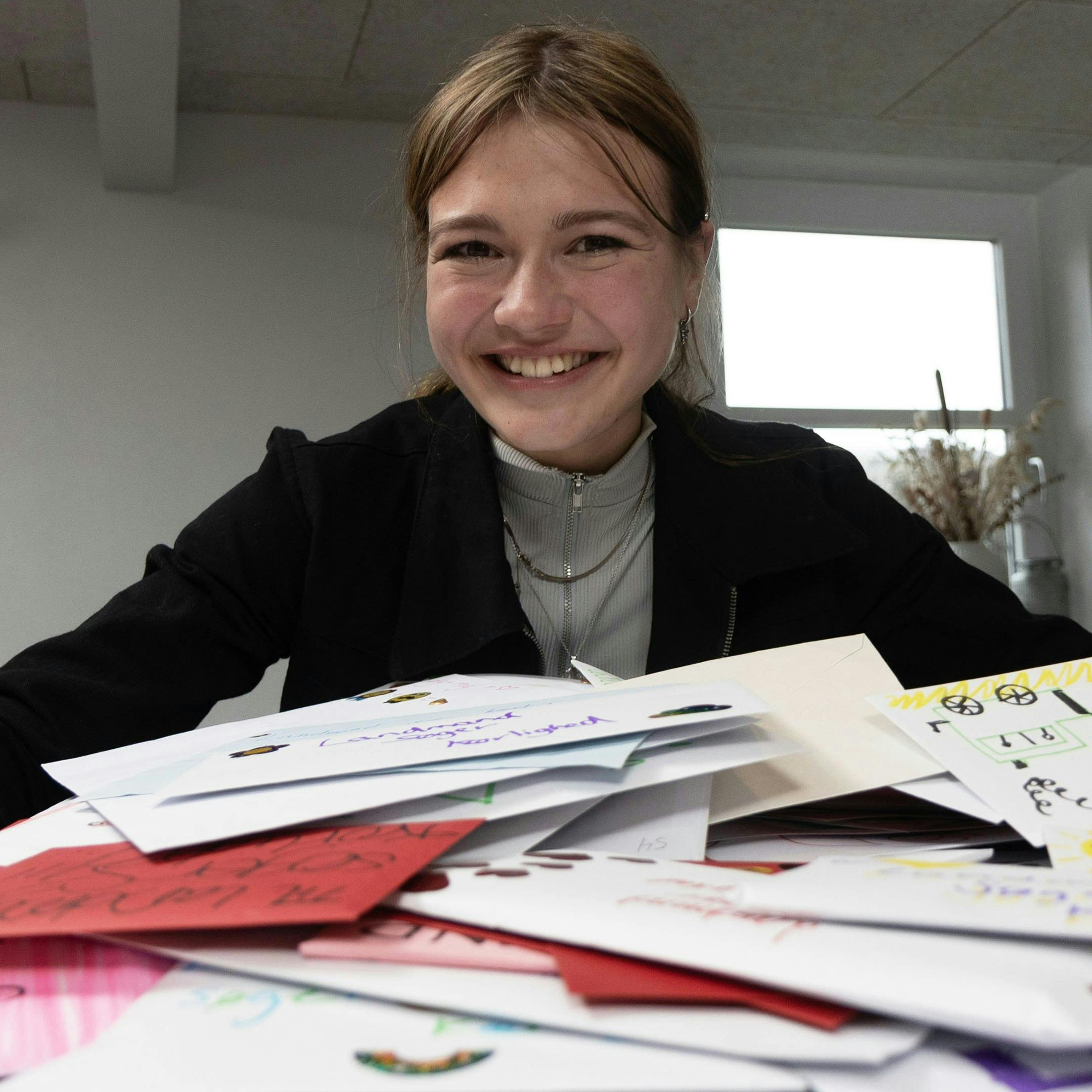 Bianca på 21 år er overvældet over de mange breve, hun får.