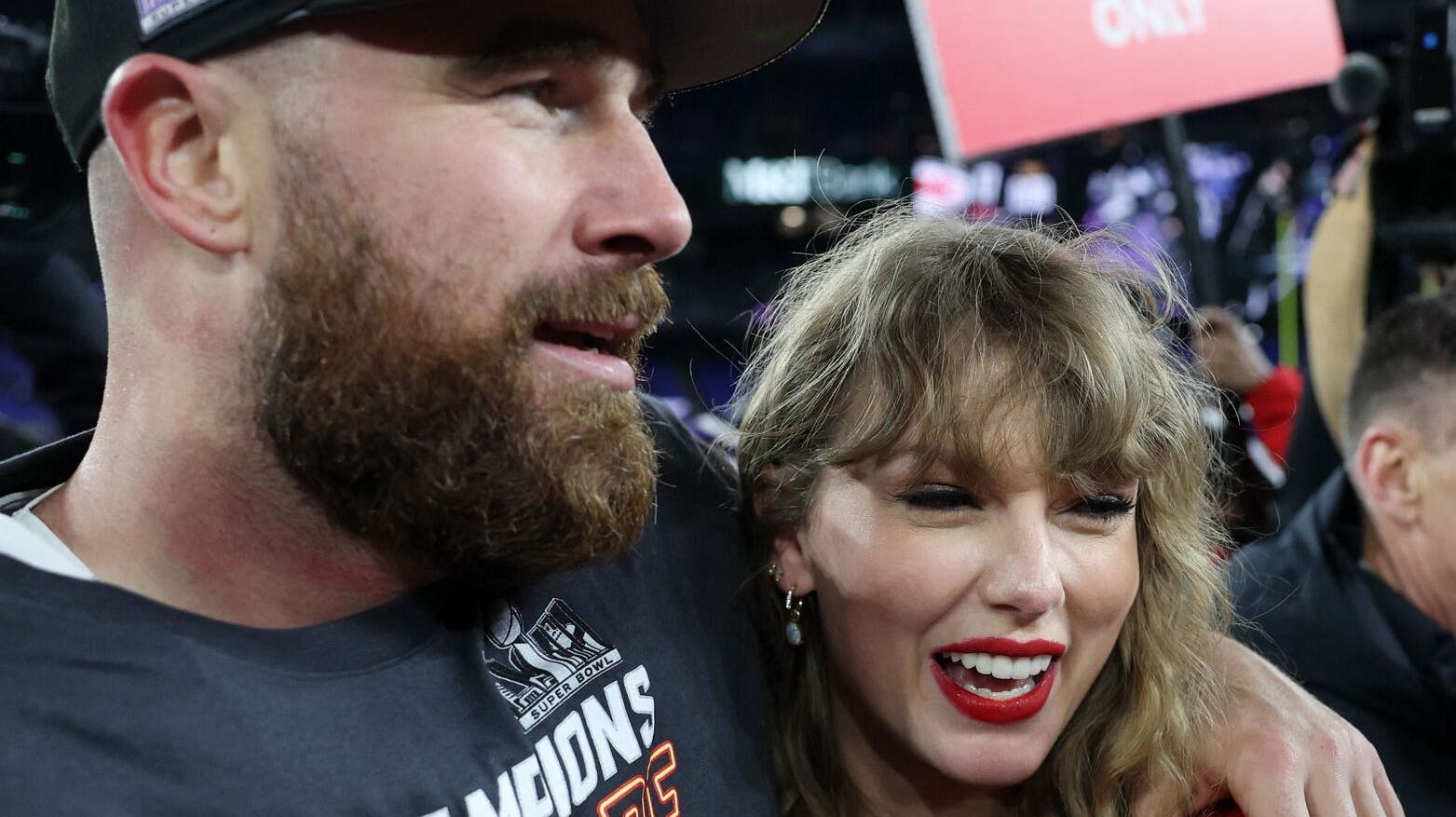 Skal man tro en kilde tæt på Travis Kelce og Taylor Swift, sætter NFL-stjernen snart en kostbar ring på sin udkårne