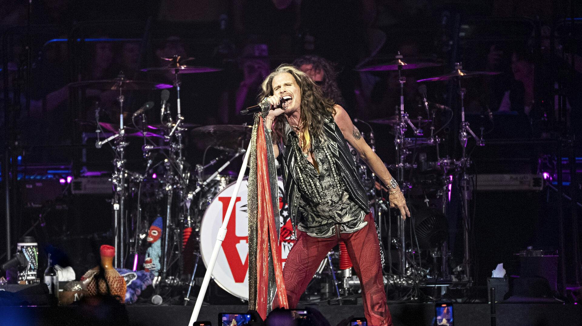 En stemmeskade tvinger Steven Tyler fra Aerosmith til at lave flere koncerter.