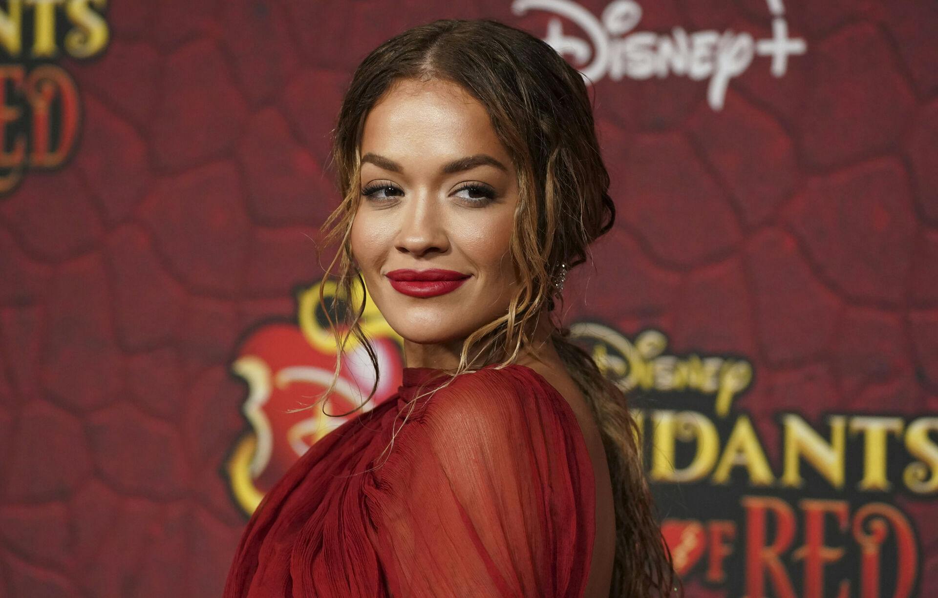 Rita Ora kan ikke få nok af sin mand, Taika Waititi.