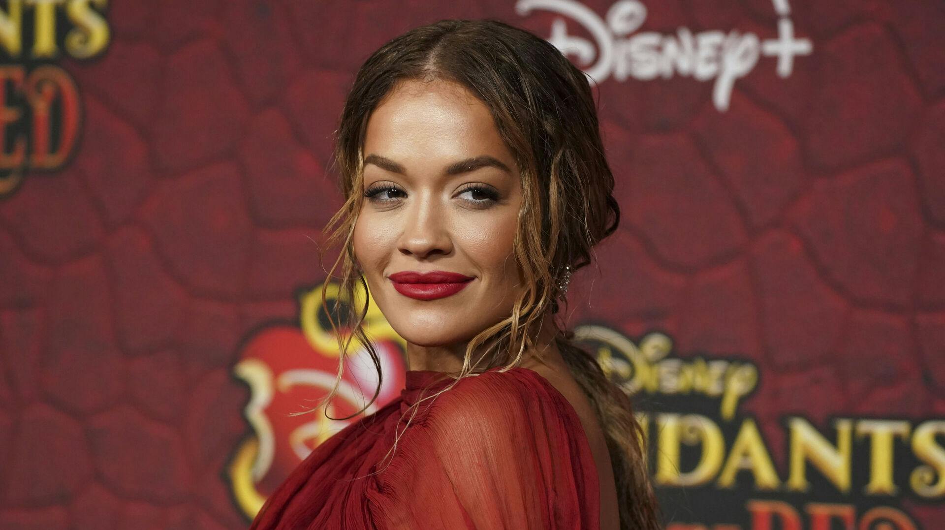 Rita Ora kan ikke få nok af sin mand, Taika Waititi.