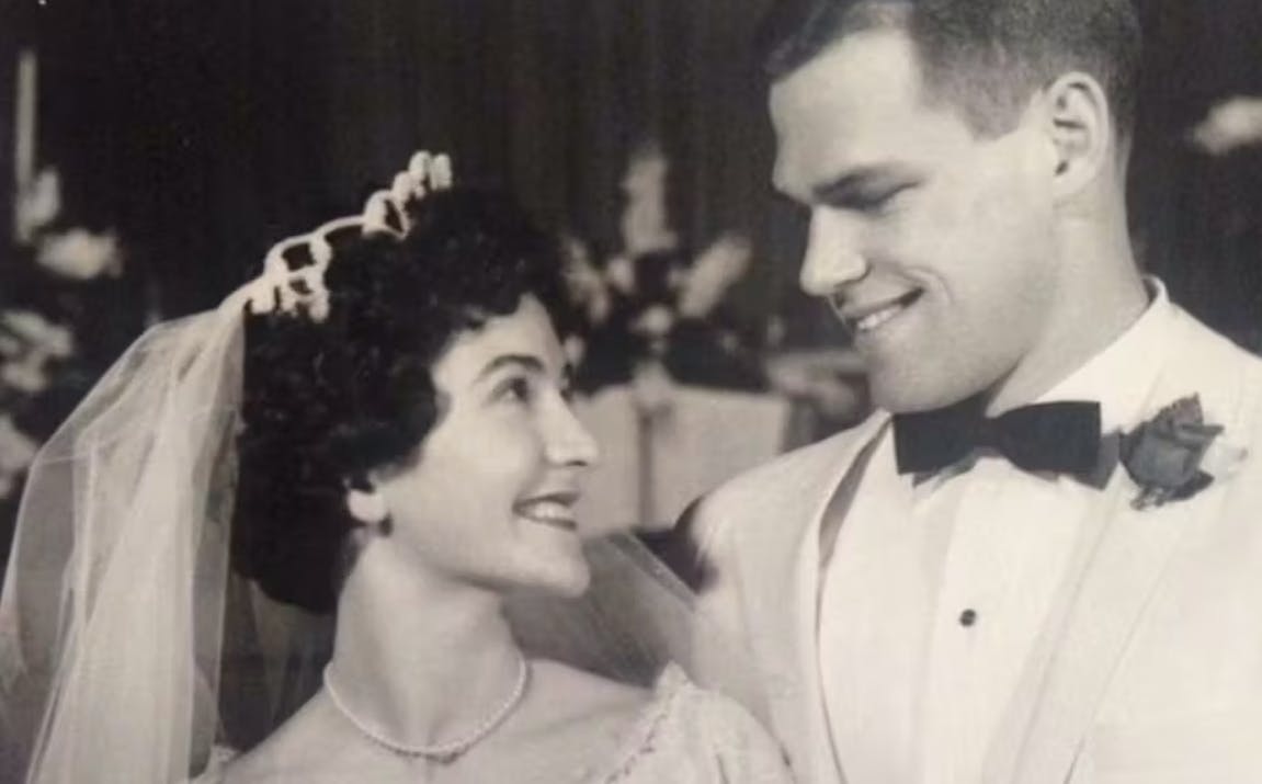 Et bryllupsbillede fra begyndelsen af 1960’erne går sin sejrsgang på nettet – og det hele skyldes den ukendte gom. Eller er han kendt? Han ligner hvert fald ifølge flere Matt Damon.