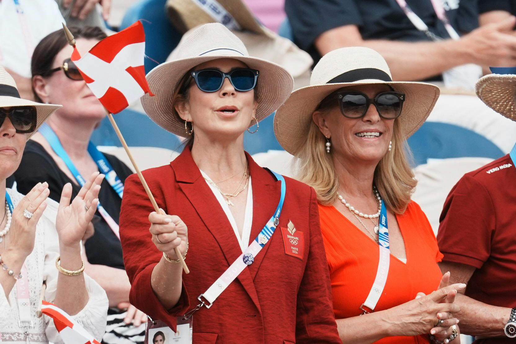 Dronning Mary har naturligvis Dannebrog med.