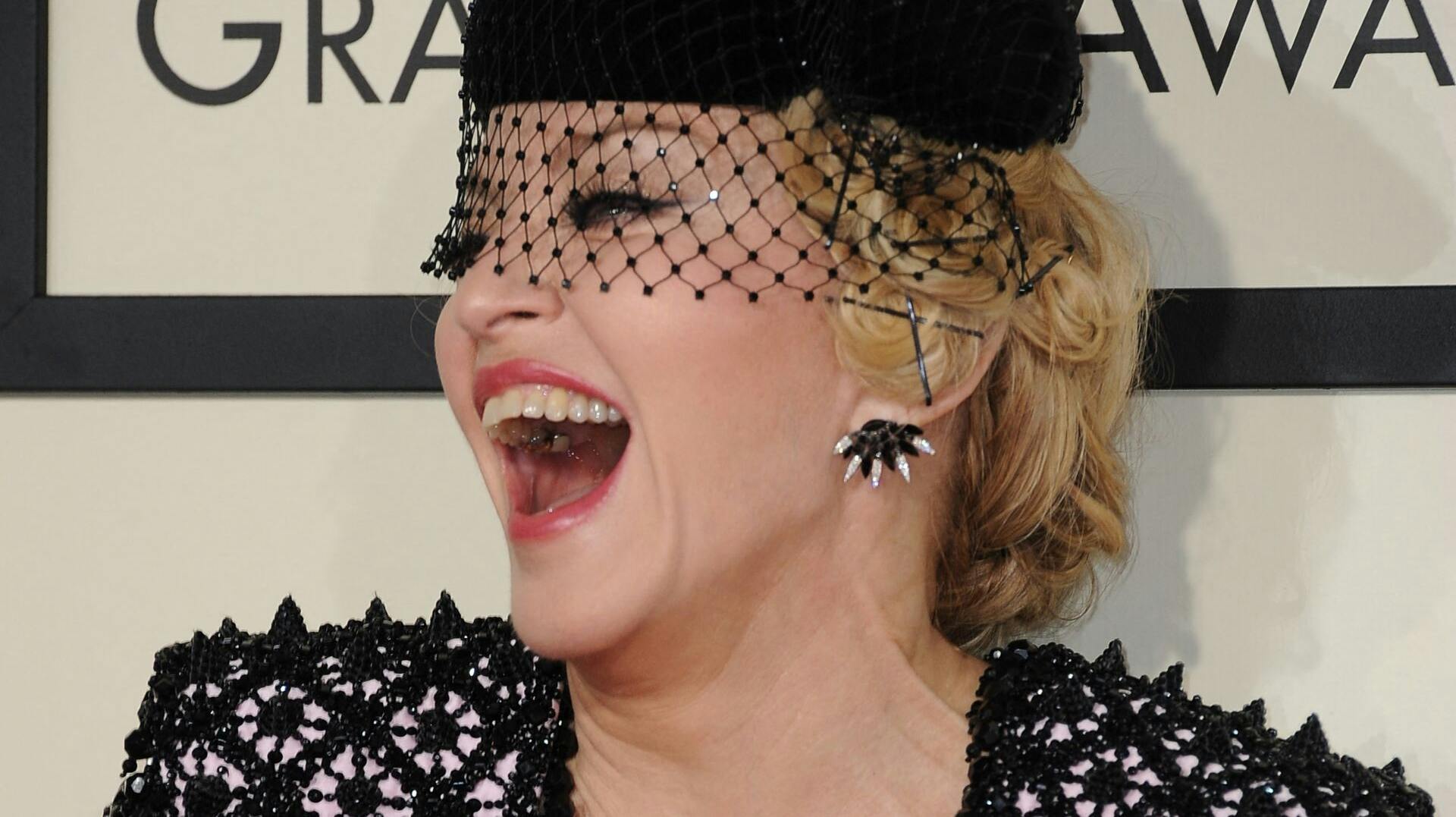 Madonna har endnu engang delt billeder af en mystisk fyr.