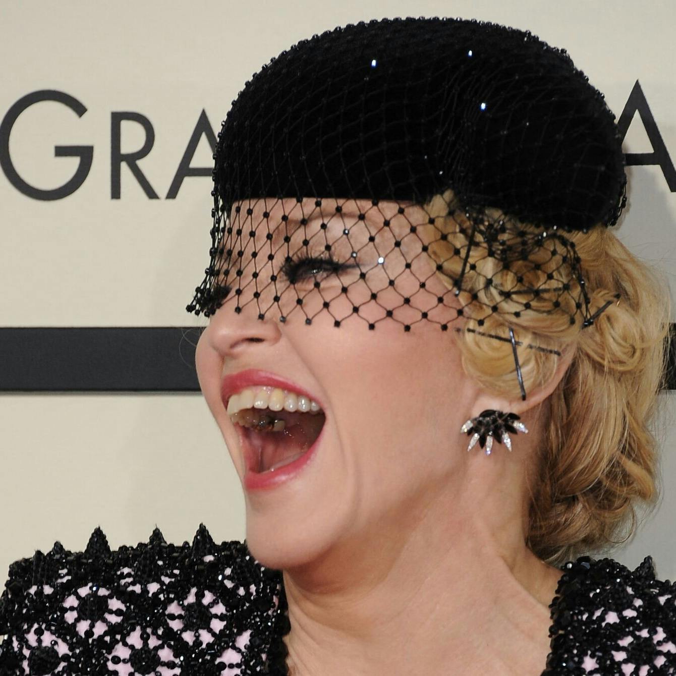 Madonna har endnu engang delt billeder af en mystisk fyr.