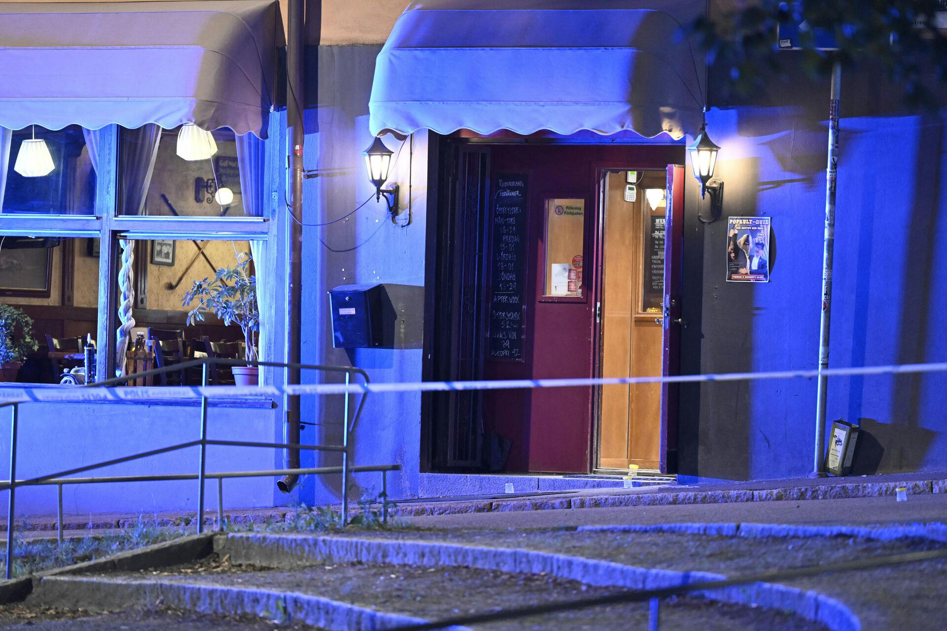 En 25-årig mand er dræbt af skud på en restaurant i Sverige.