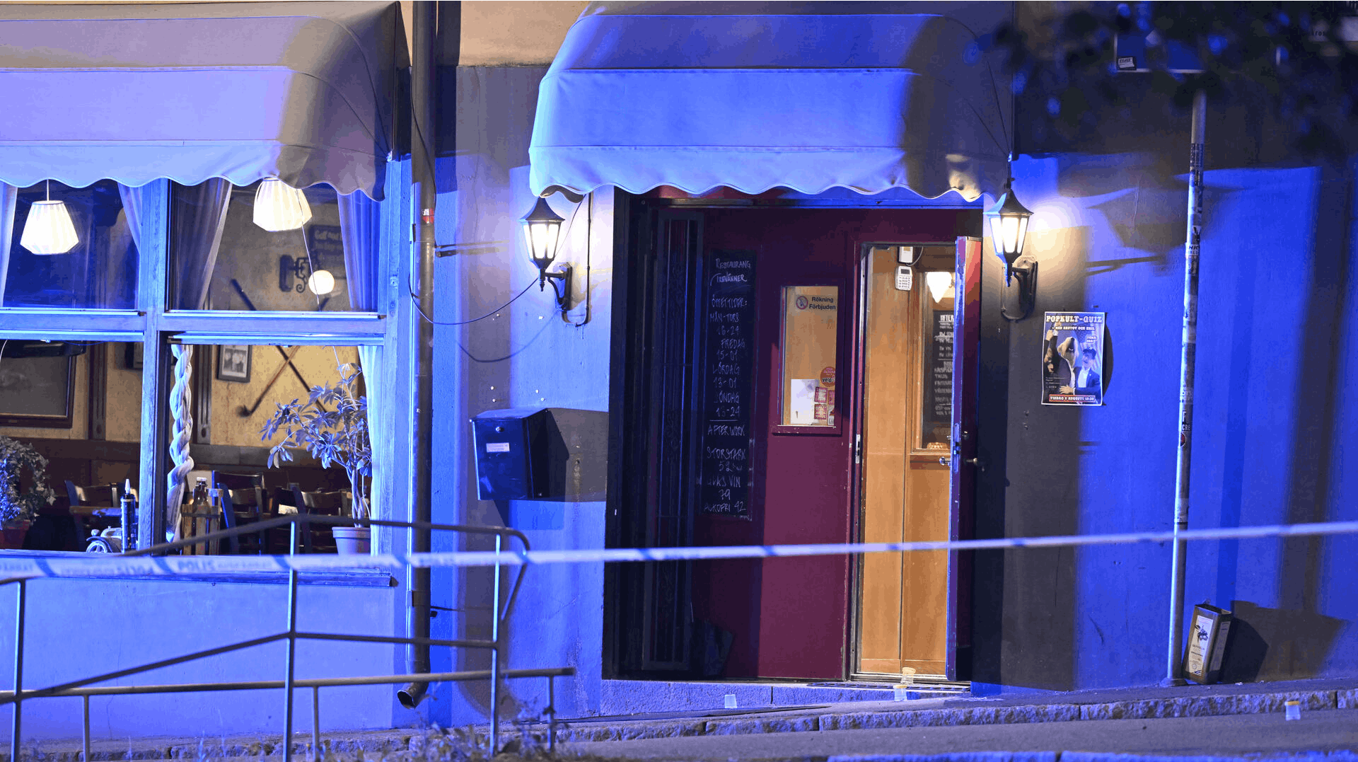 En 25-årig mand er dræbt af skud på en restaurant i Sverige.