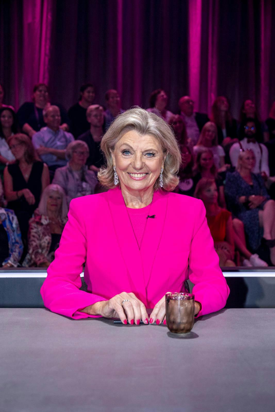 Som Danmarks ”First Lady” på et dansegulv har Anne Margethe Laxholm, 72, i nu 20 sæsoner siddet som majestætisk midterakse i ”Vild med dans”: Men til september er det slut – en ny dommer afløser fredagslegenden.