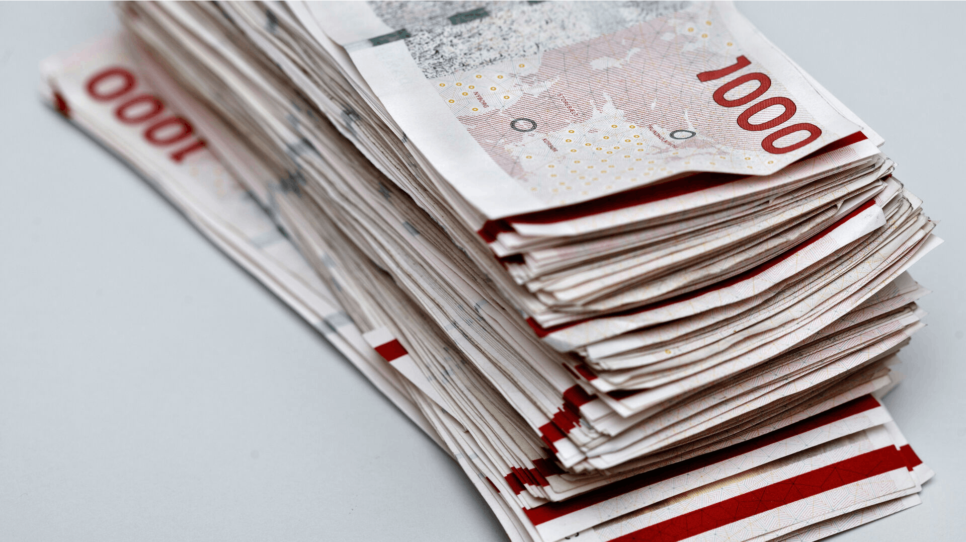 (ARKIV) 1000 kroner i sedler. Ialt er her fotograferet 250.000 kroner. (Foto: Mads Nissen/Scanpix 2024)