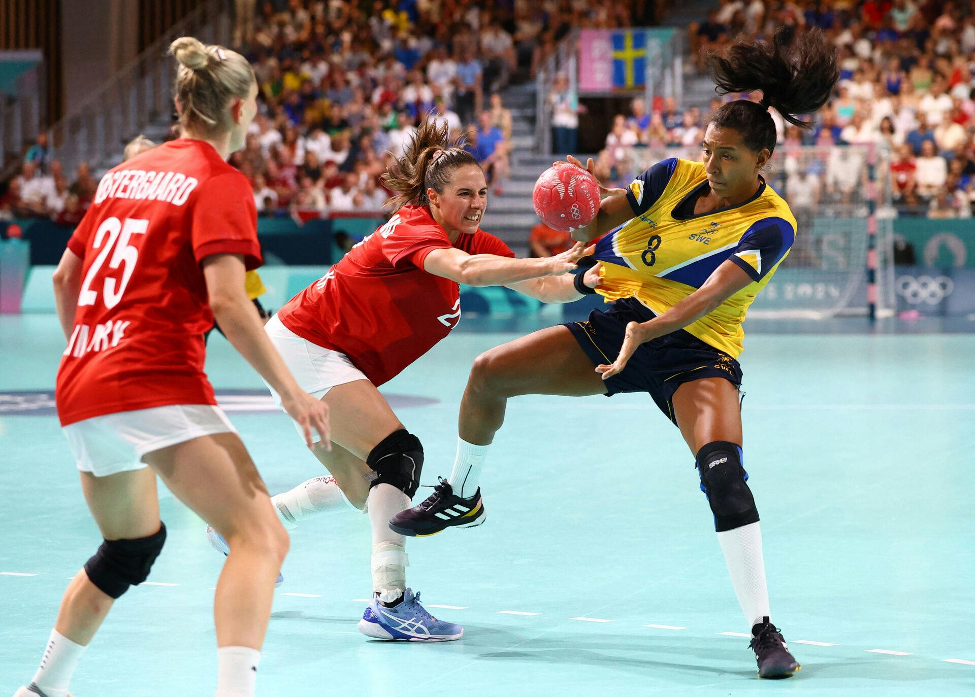 Louise Burgaard erstatter Michala Møller, som igen bliver reserve. 