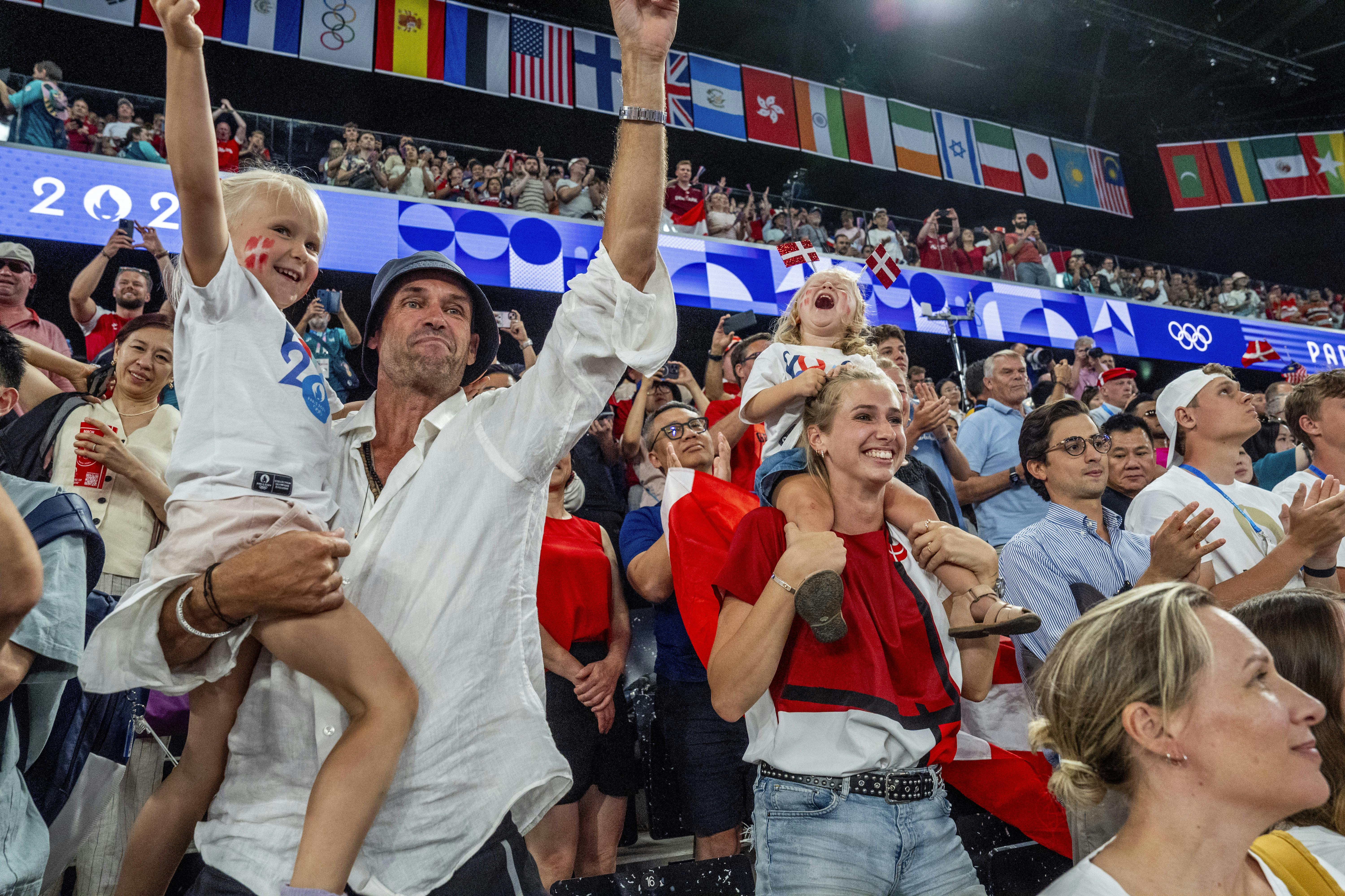 Der var naturligvis stor glæde at spore hos Viktor Axelsens kone, Natalia Rhode, og parrets børn, da han mandag sikrede sig guld ved OL.&nbsp;