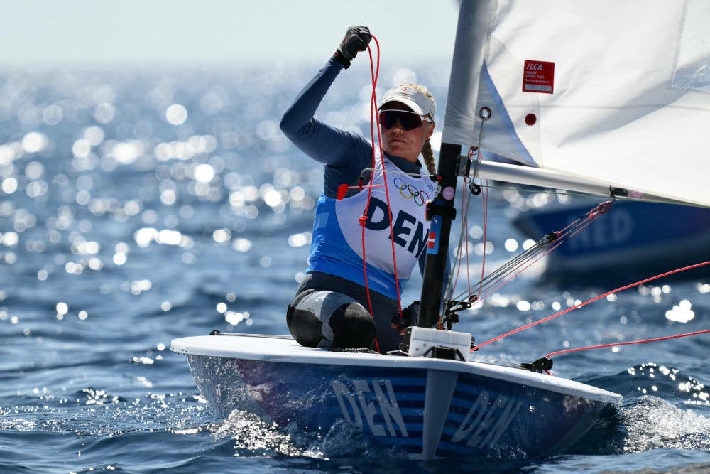 Anne-Marie Rindom i niende sejlads, der også endte som den sidste inden tirsdagens medaljesejlads. Danskeren får OL-sølv med hjem fra Paris, hvis hun stiller til start tirsdag og ikke tyvstarter.