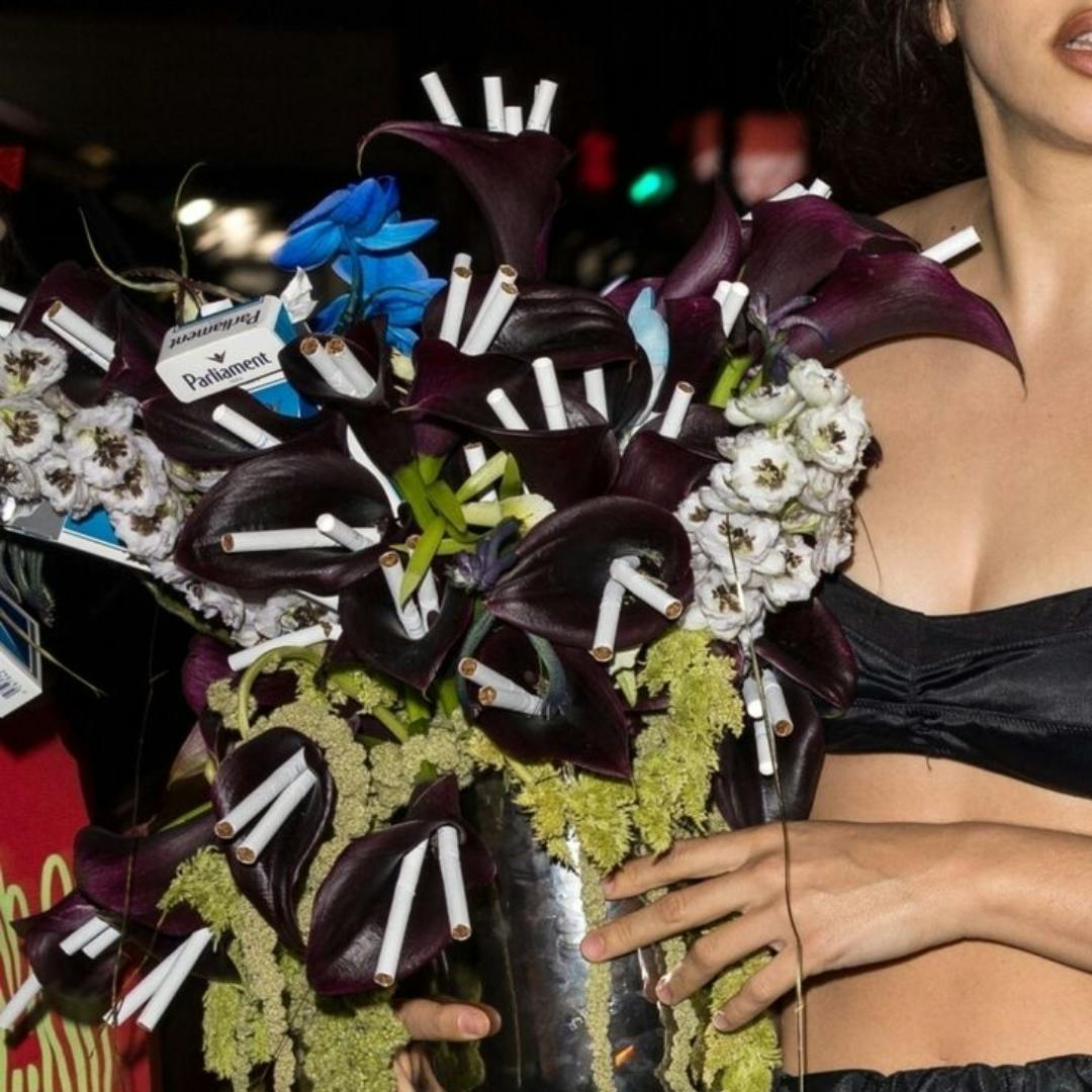Charli XCX' fødselsdagsgave fra Rosalía er en buket med liljer og cancerpinde.