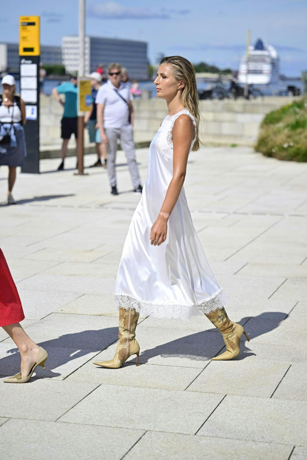 OpéraSPORT, som i øvrigt er grundlagt af blandt andre Mikkel Hansens hustru, Stephanie Gundelach, havde valgt en urban catwalk med københavnsk busstoppested i baggrunden.
