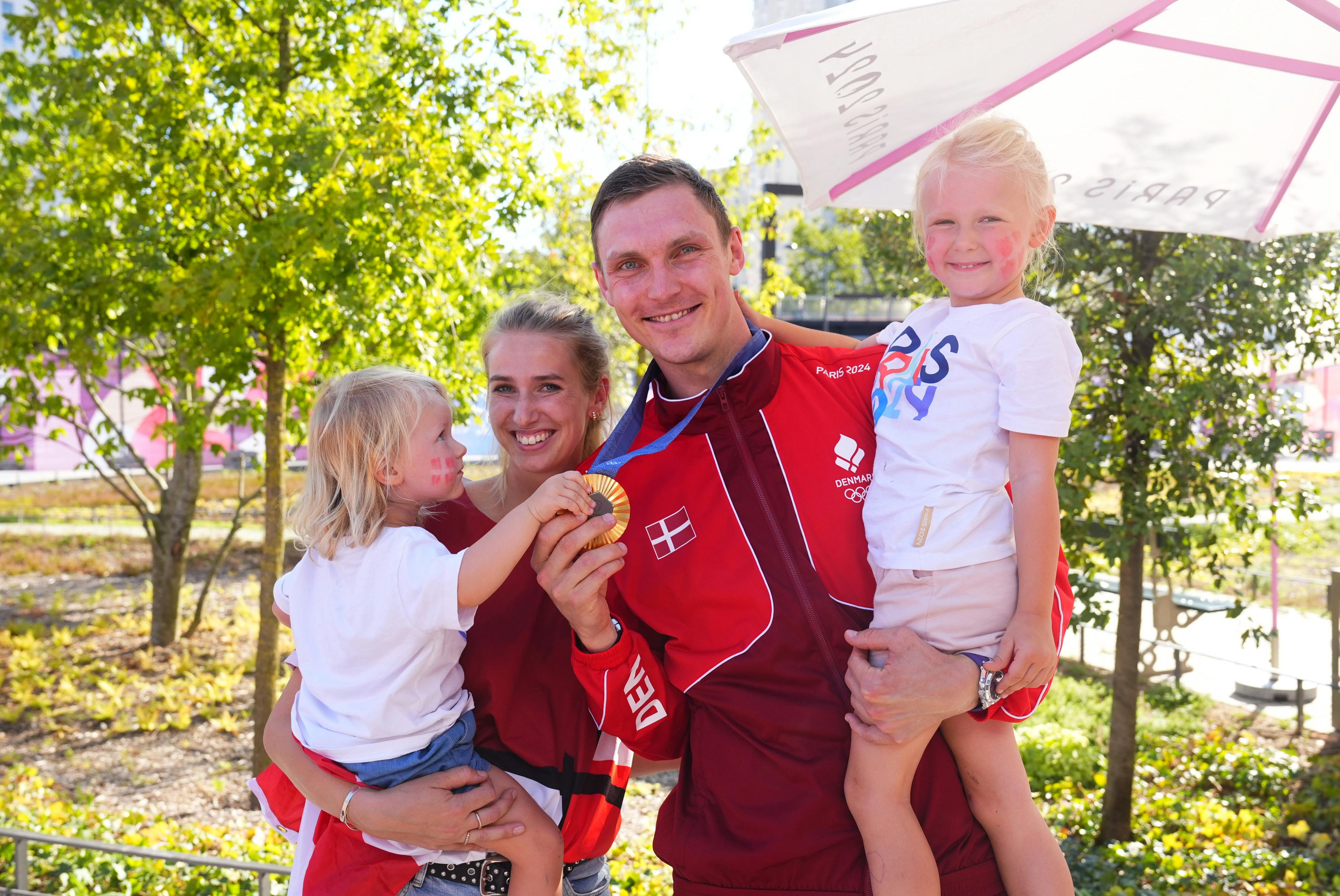 Viktor Axelsen ved lige, hvordan man fejrer en guldmedalje. Han har i hvert fald prøvet det før.