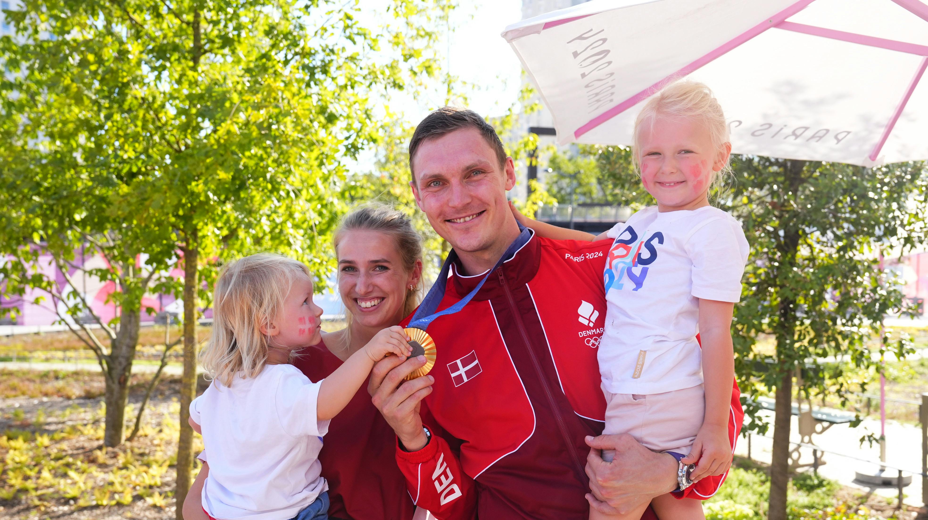 Viktor Axelsen ved lige, hvordan man fejrer en guldmedalje. Han har i hvert fald prøvet det før.