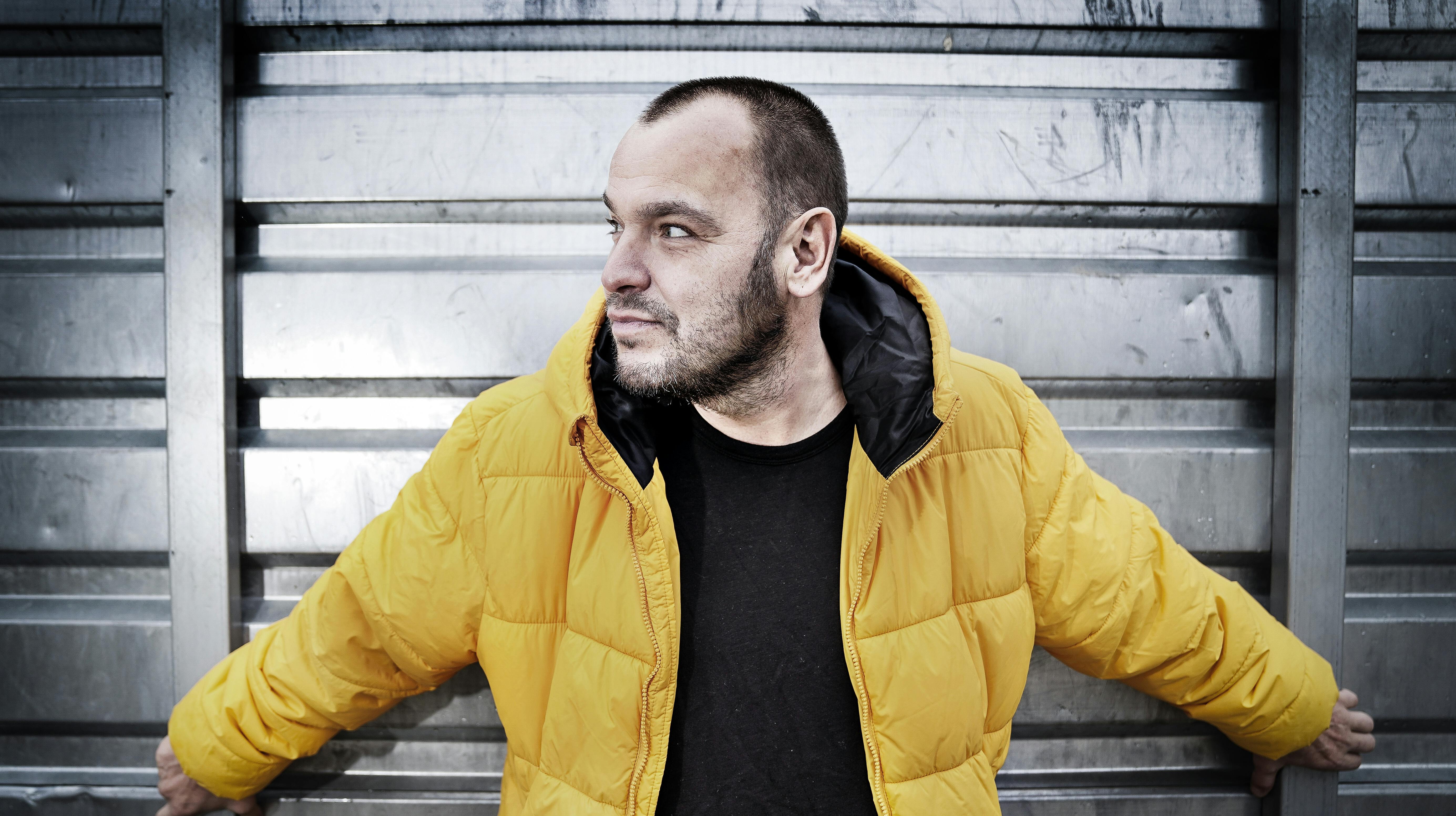 Lars Pedersen, bedre kendt som musikeren Chief 1 i Vanløse, har haft storsvindleren Hayat Faizi med i sin musikvideo.