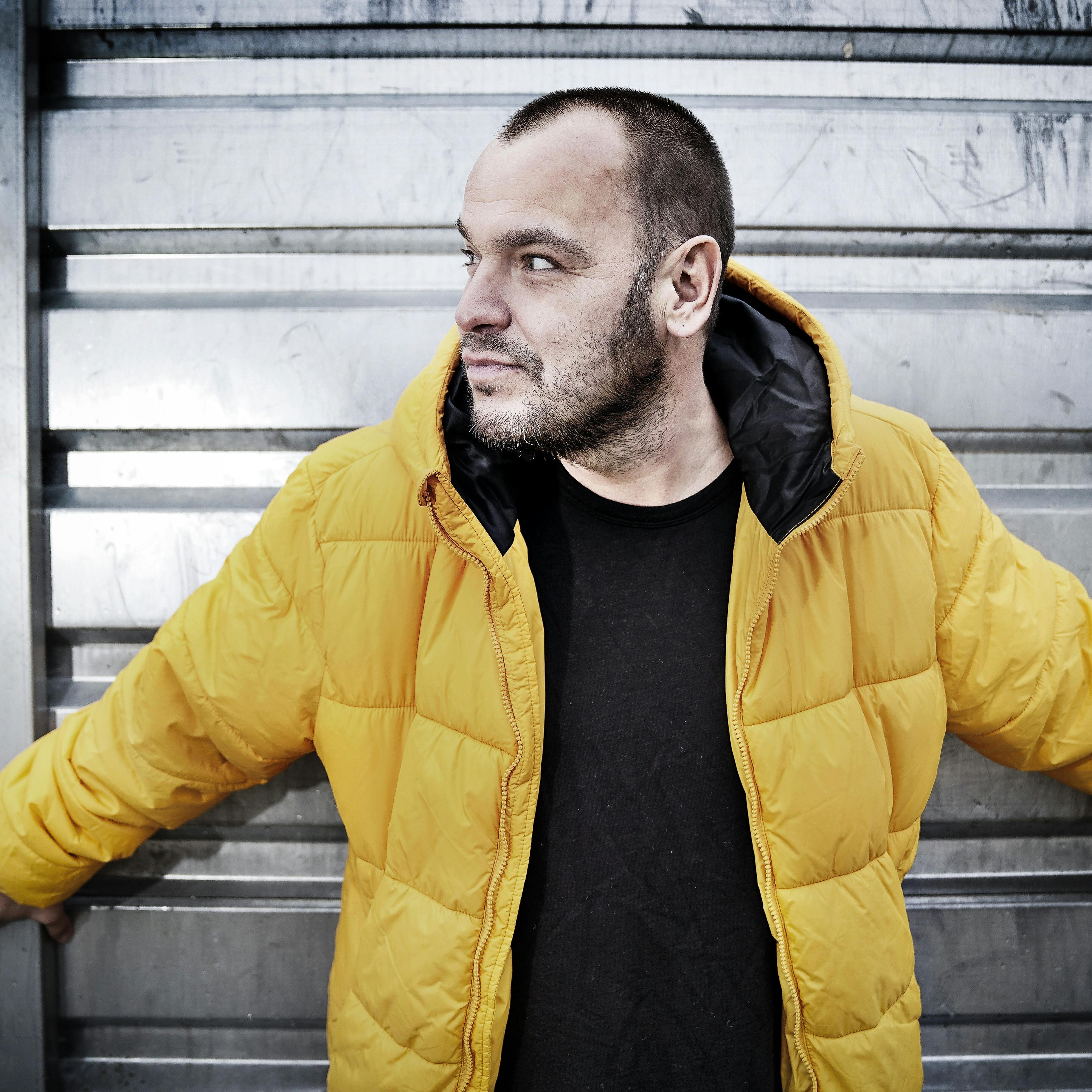 Lars Pedersen, bedre kendt som musikeren Chief 1 i Vanløse, har haft storsvindleren Hayat Faizi med i sin musikvideo.