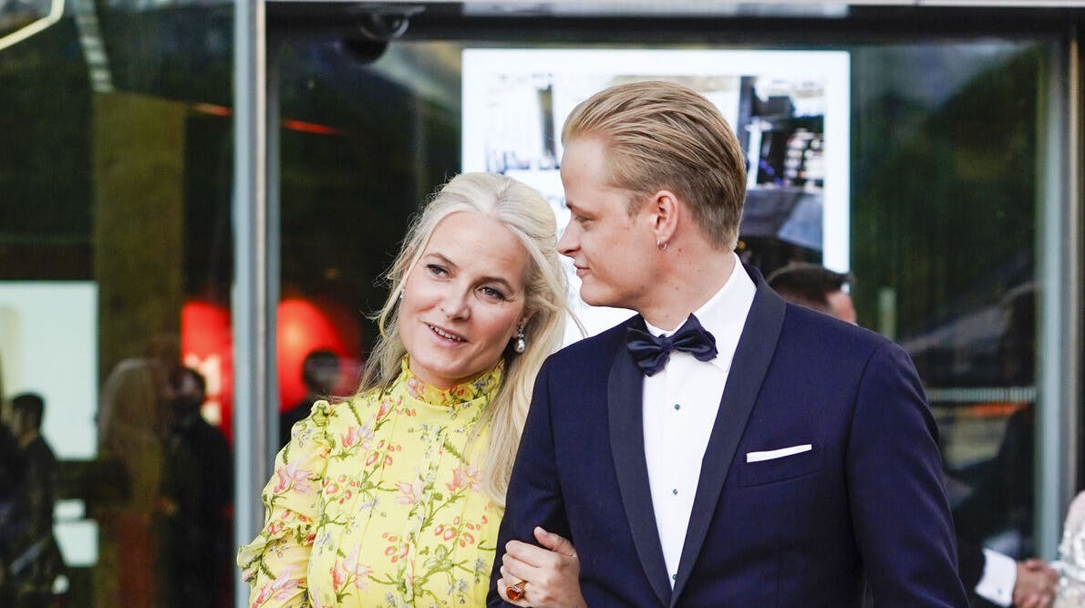 Her ses kronprinsesse Mette-Marit og Marius Borg Høiby efter en officiel middag.