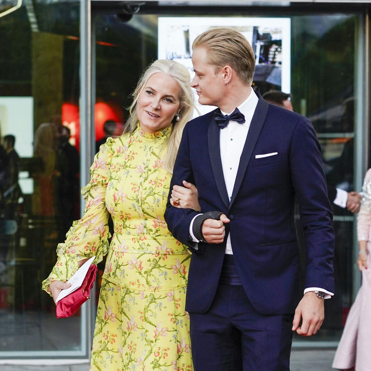 Her ses kronprinsesse Mette-Marit og Marius Borg Høiby efter en officiel middag.