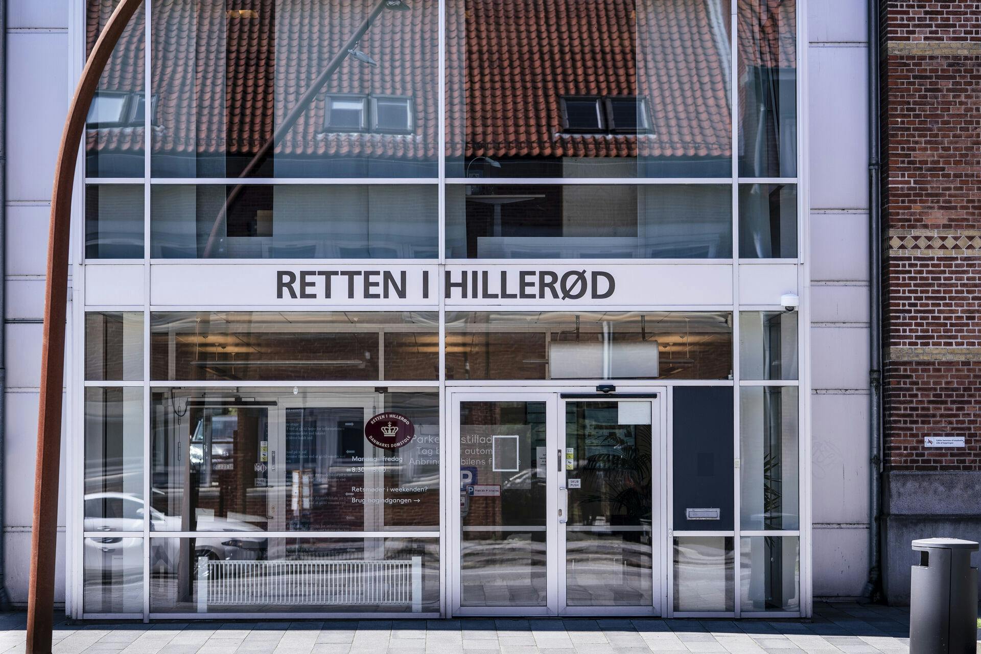 Retten i Hillerød danner tirsdag ramme om en alvorlig sag, hvor en dansk læge netop har erkendt en lang række meget alvorlige seksuelle krænkelser begået mod hans børn.