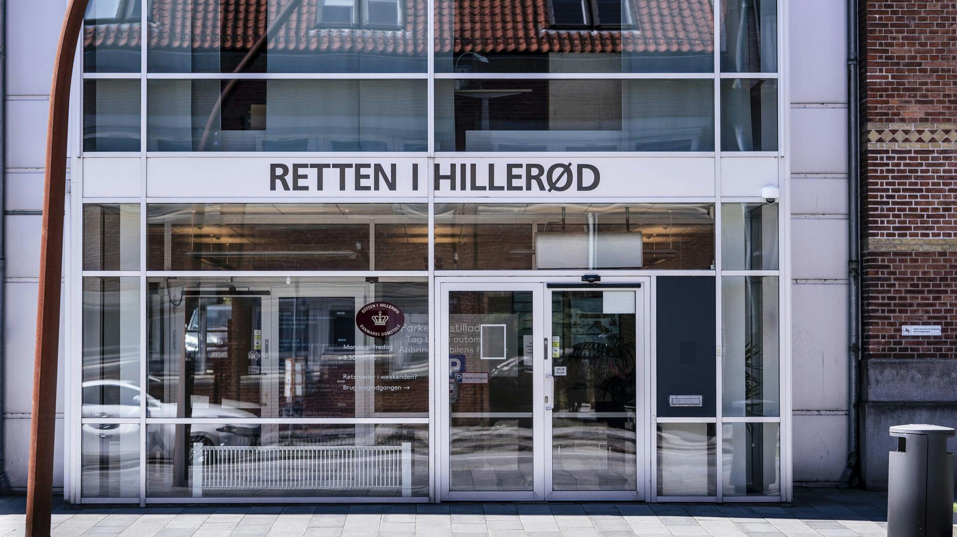 Retten i Hillerød danner tirsdag ramme om en alvorlig sag, hvor en dansk læge netop har erkendt en lang række meget alvorlige seksuelle krænkelser begået mod hans børn.