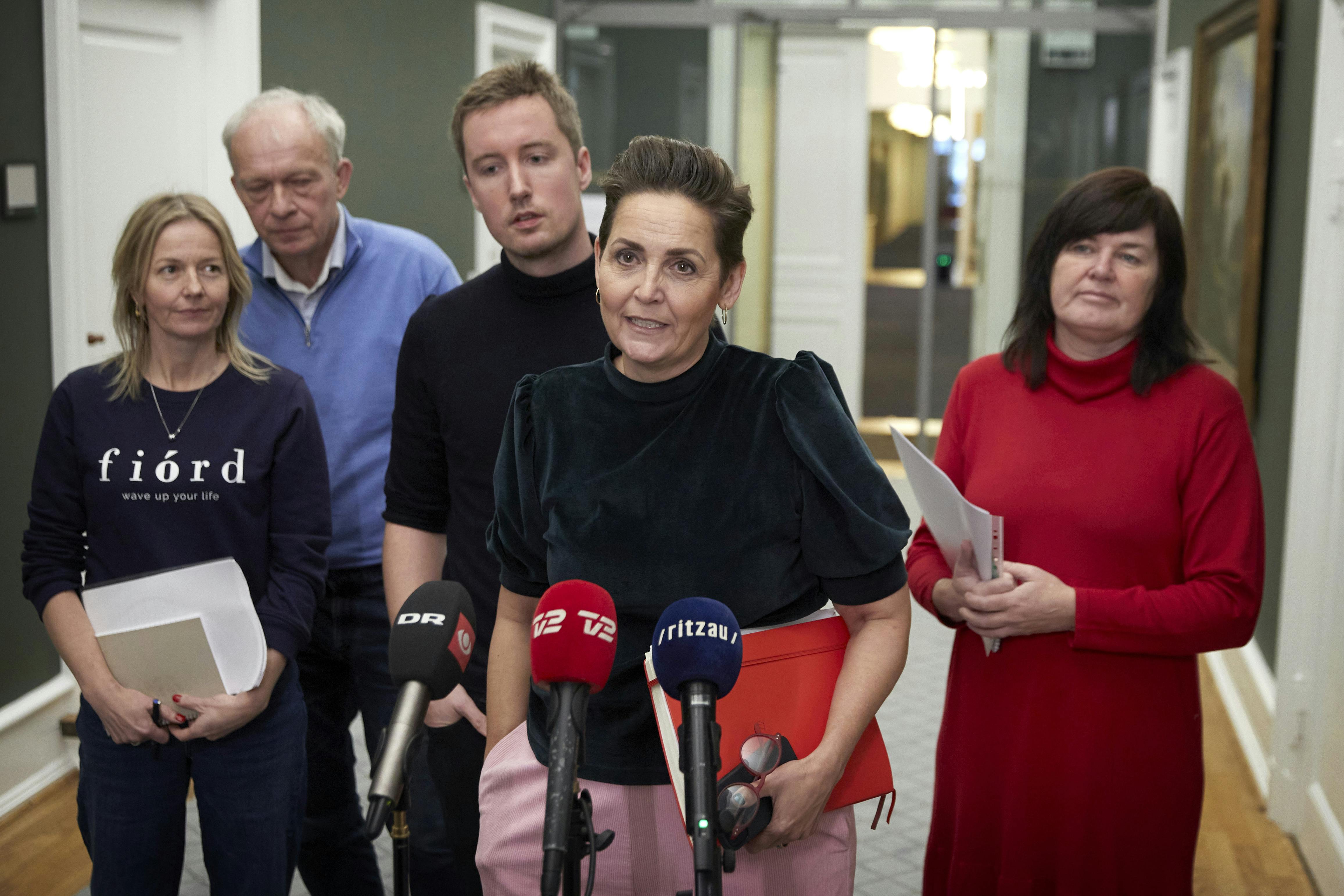 SF vil gerne have Peter Hummelgaard til at tage aktion i forbindelse med de mange skyderier, som de seneste uger er blevet begået af svenske statsborgere. Det har partiets medlem Karina Lorentzen Dehnhardt (T.H) tirsdag meldt ud. 