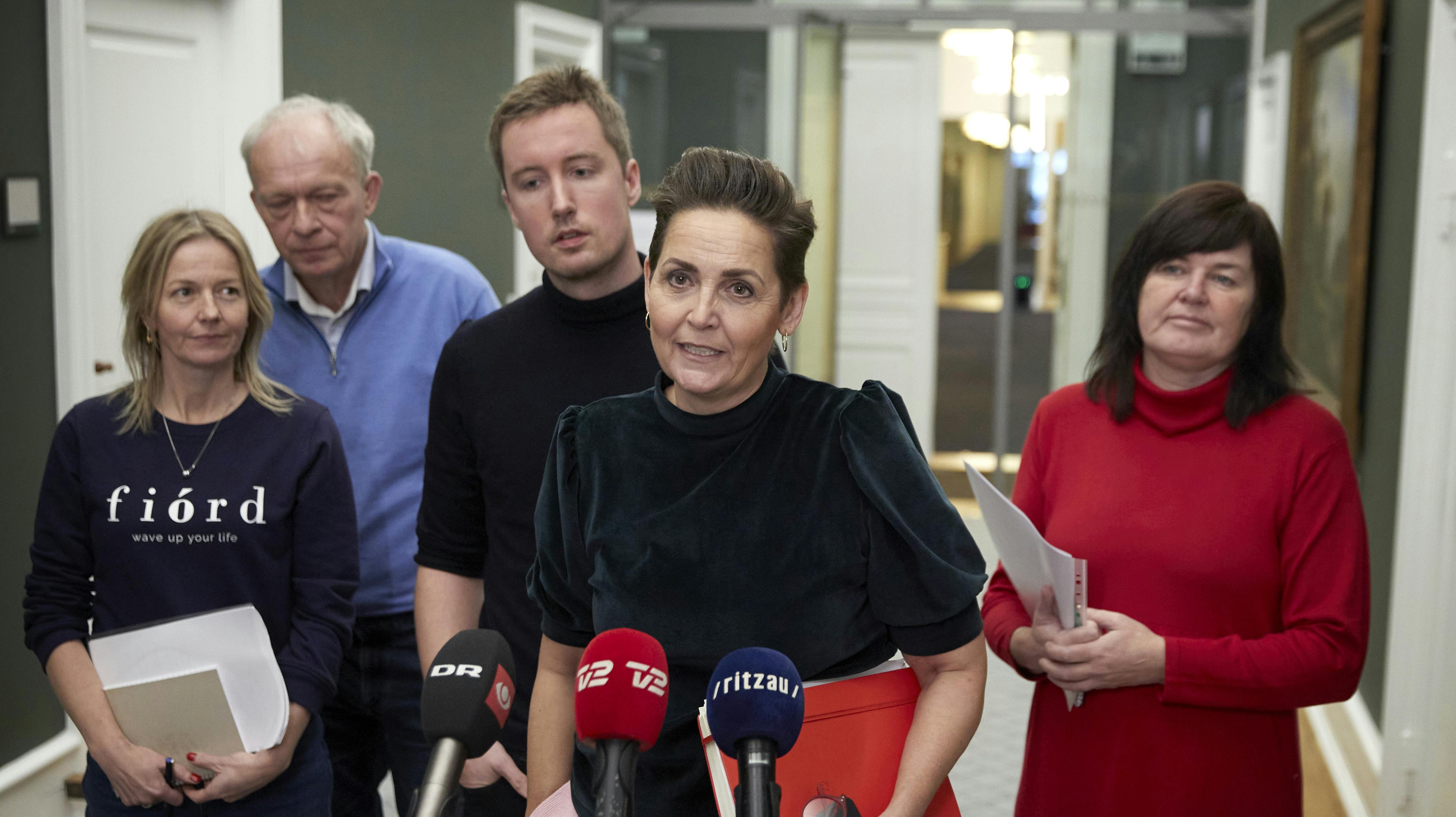 SF vil gerne have Peter Hummelgaard til at tage aktion i forbindelse med de mange skyderier, som de seneste uger er blevet begået af svenske statsborgere. Det har partiets medlem Karina Lorentzen Dehnhardt (T.H) tirsdag meldt ud.