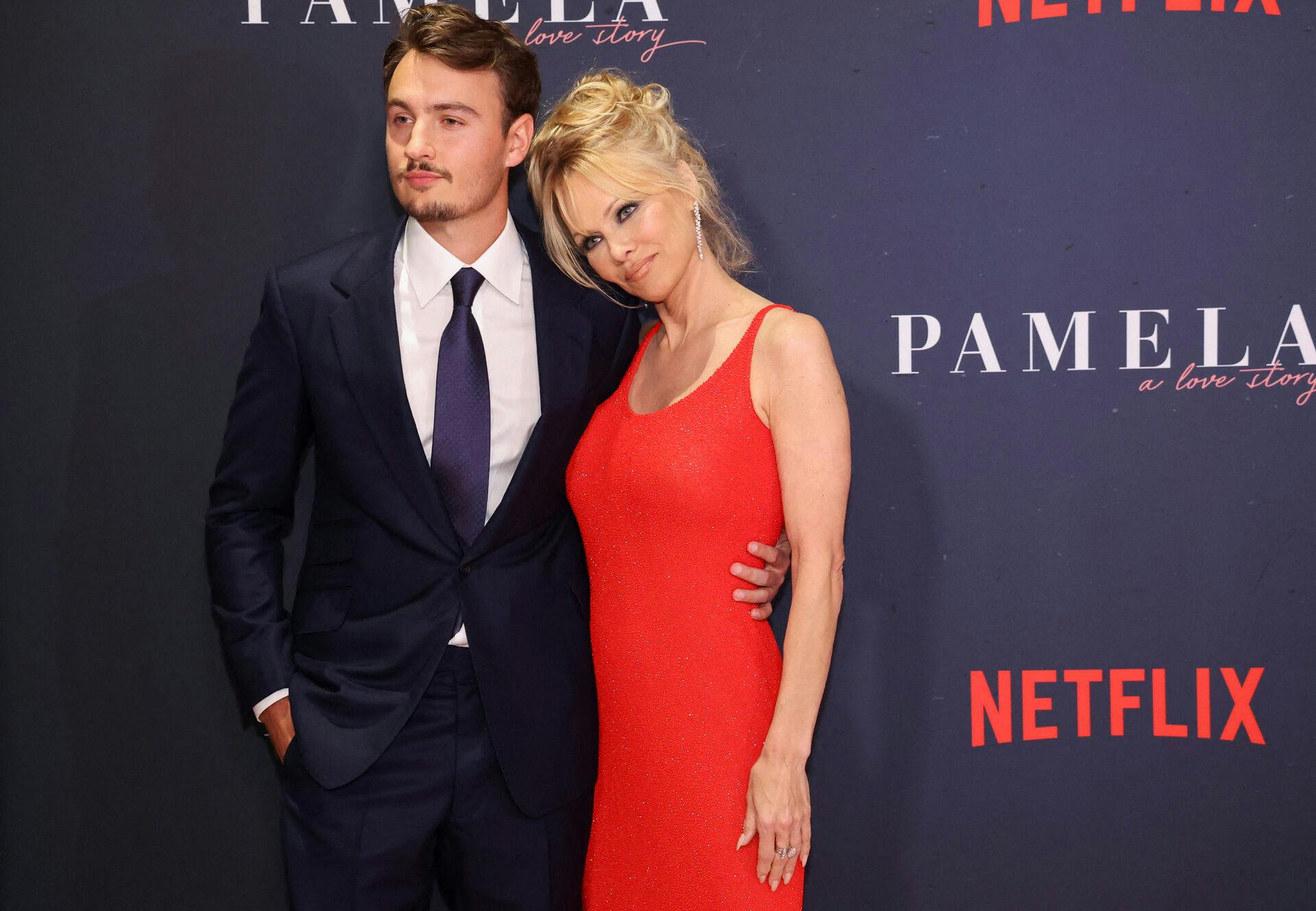 Pamela Anderson og hendes søn Brandon Thomas Lee til premiere på dokumentaren "Pamela: A Love Story" i Los Angeles.