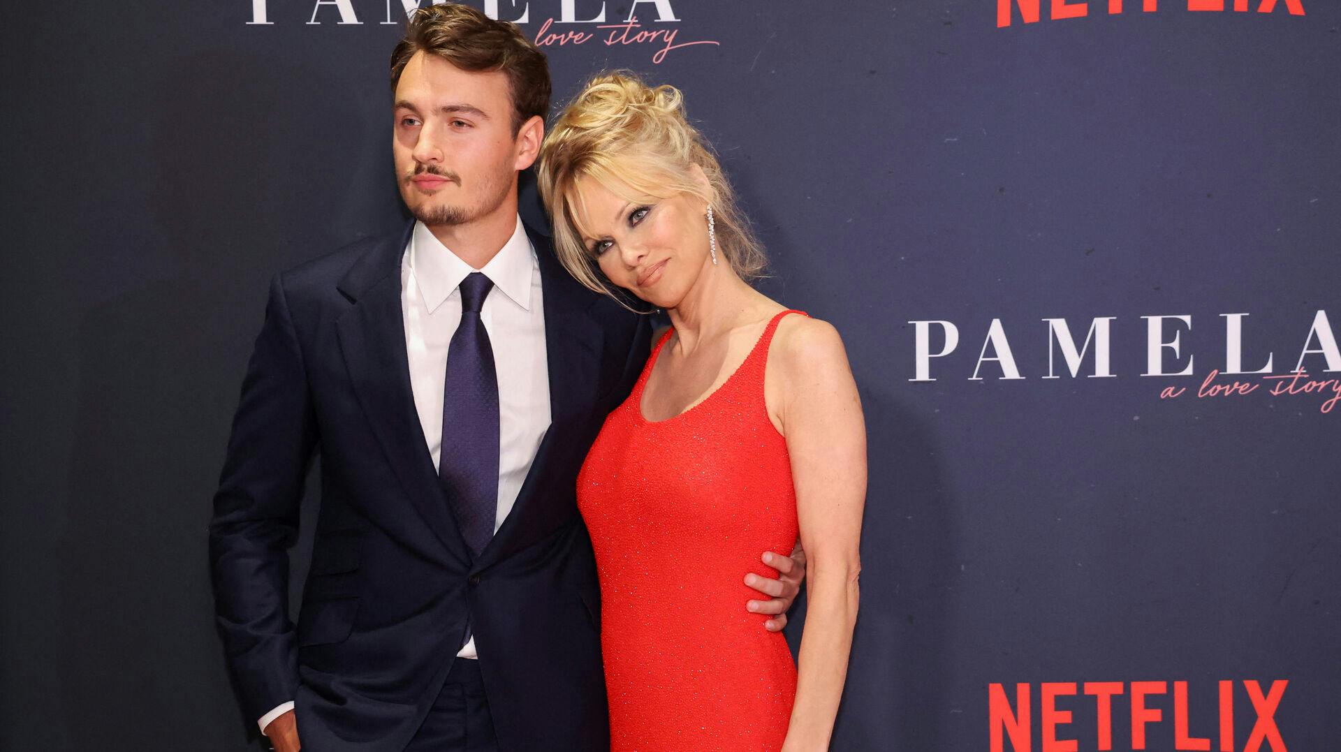 Pamela Anderson og hendes søn Brandon Thomas Lee til premiere på dokumentaren "Pamela: A Love Story" i Los Angeles.