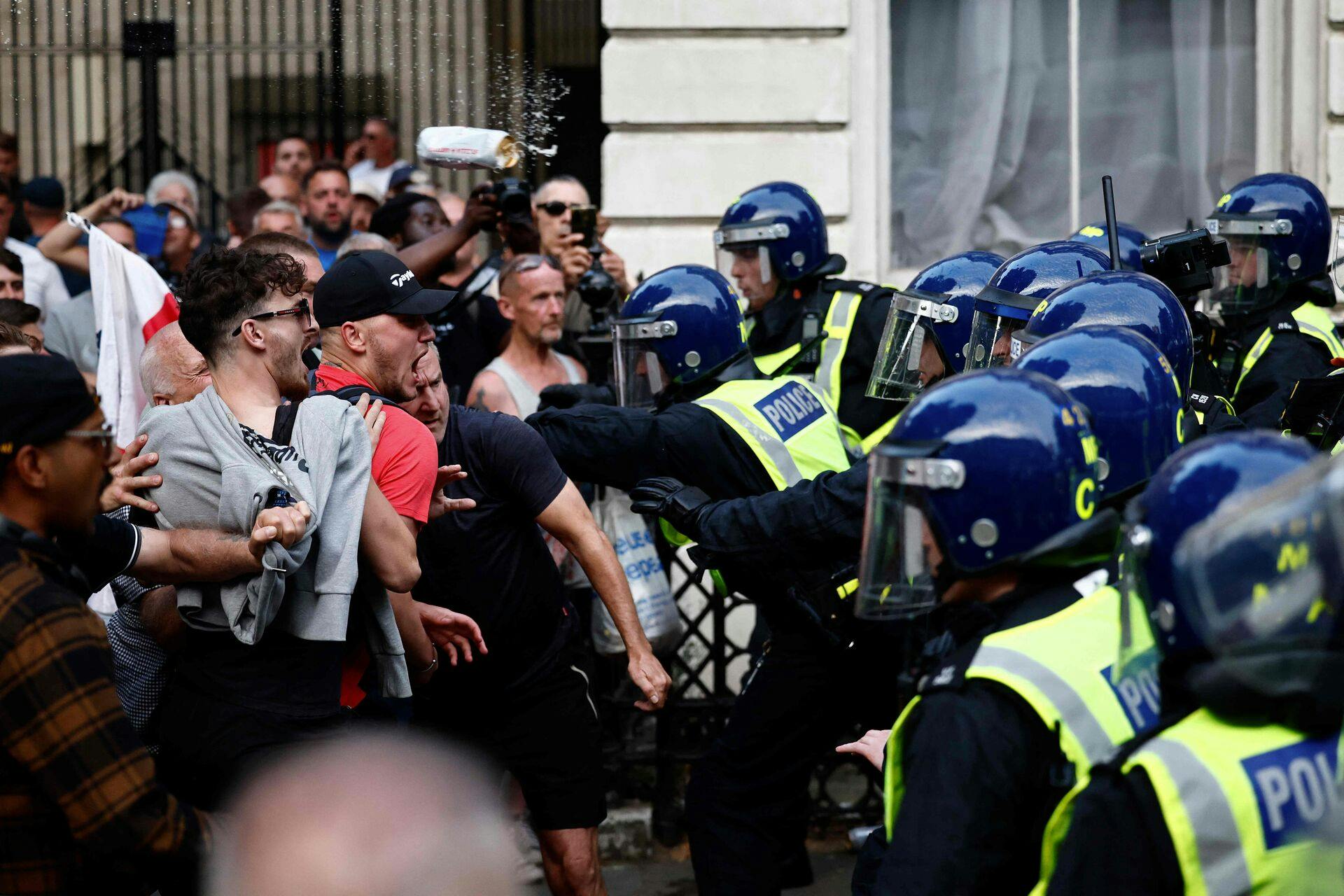 Protesterne er foregået i dagevis, og nu tager myndighederne konsekvensen og sætter hård mod hårdt. 