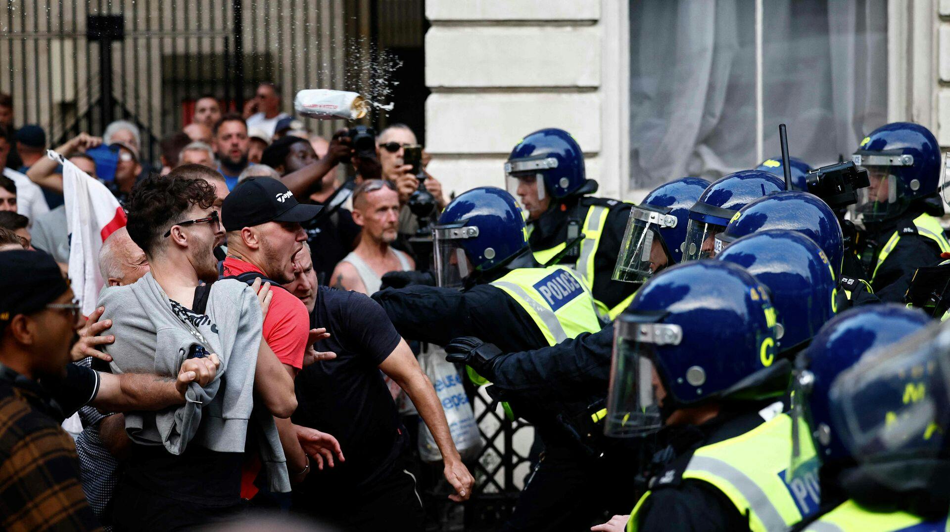 Protesterne er foregået i dagevis, og nu tager myndighederne konsekvensen og sætter hård mod hårdt.
