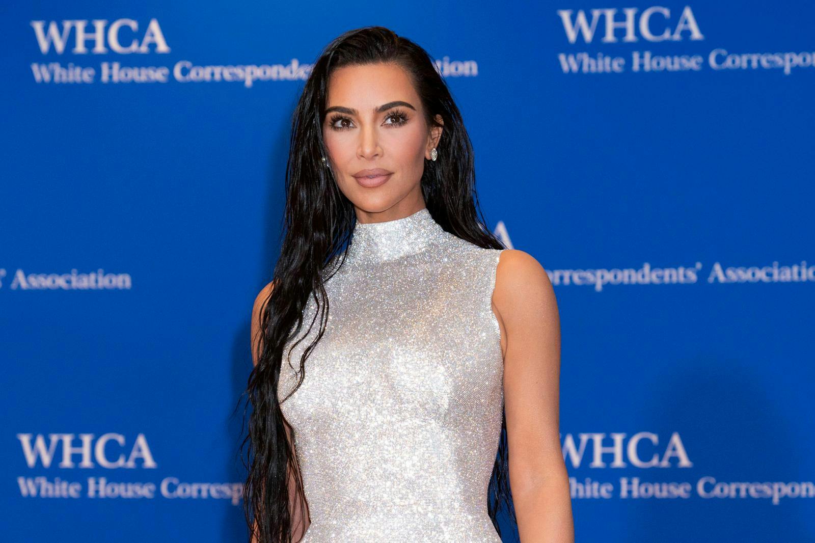 Kim Kardashian føler sig stalket og vil have et politi tilhold mod en mand. 