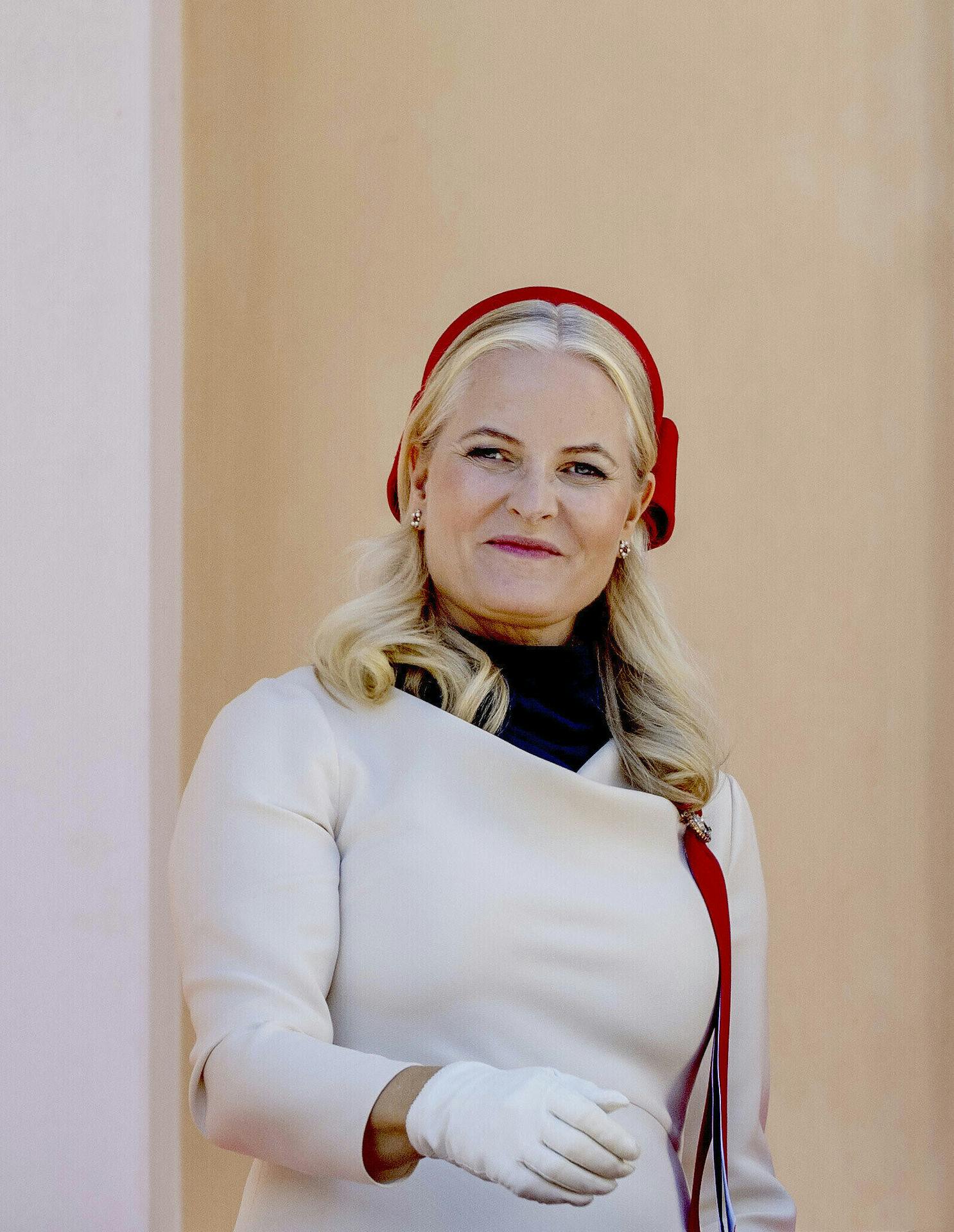 Den norske kronprinsesse Mette Marit har udskudt sin rejse til Paris, hvor sommerens OL bliver afholdt. 