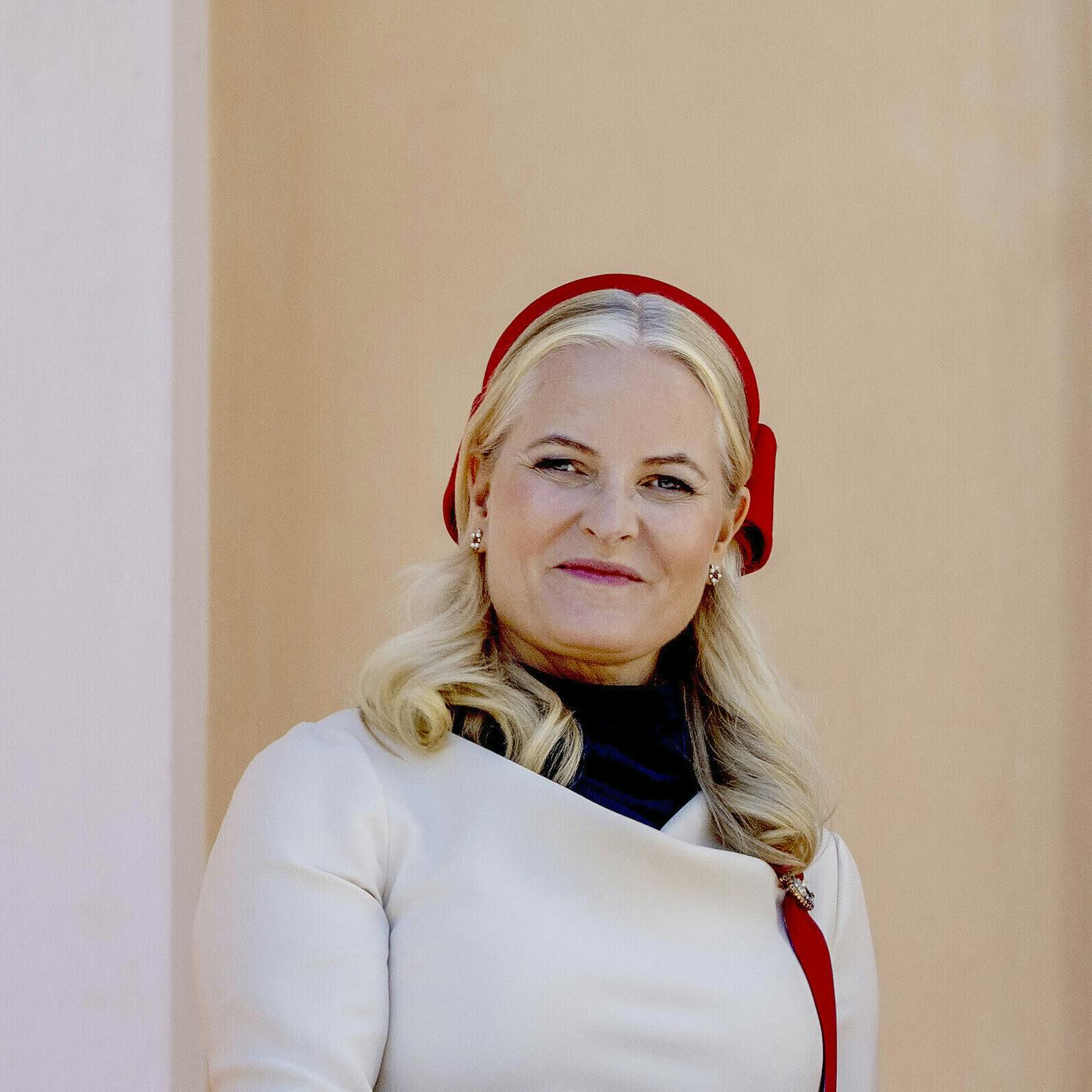 Den norske kronprinsesse Mette Marit har udskudt sin rejse til Paris, hvor sommerens OL bliver afholdt.