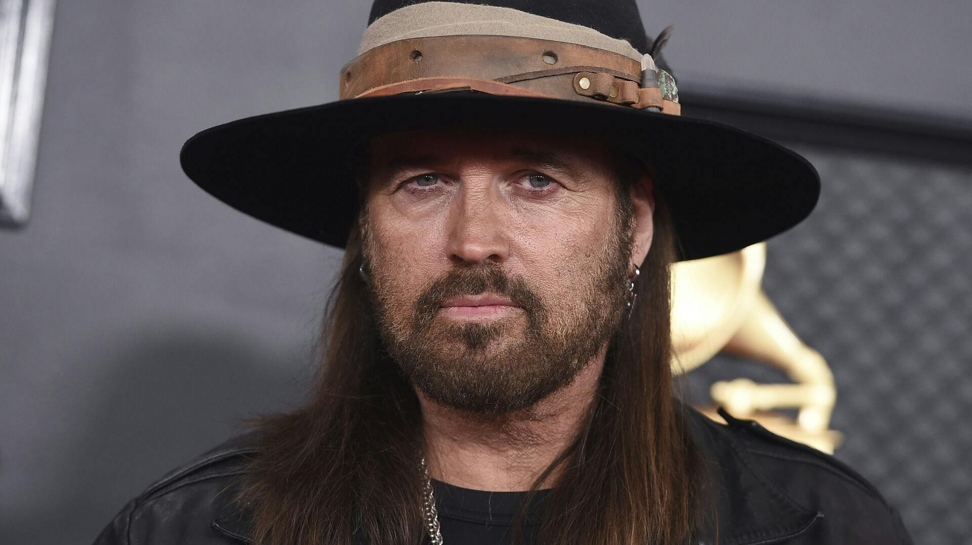 Billy Ray Cyrus er tilbage på singlemarkedet.