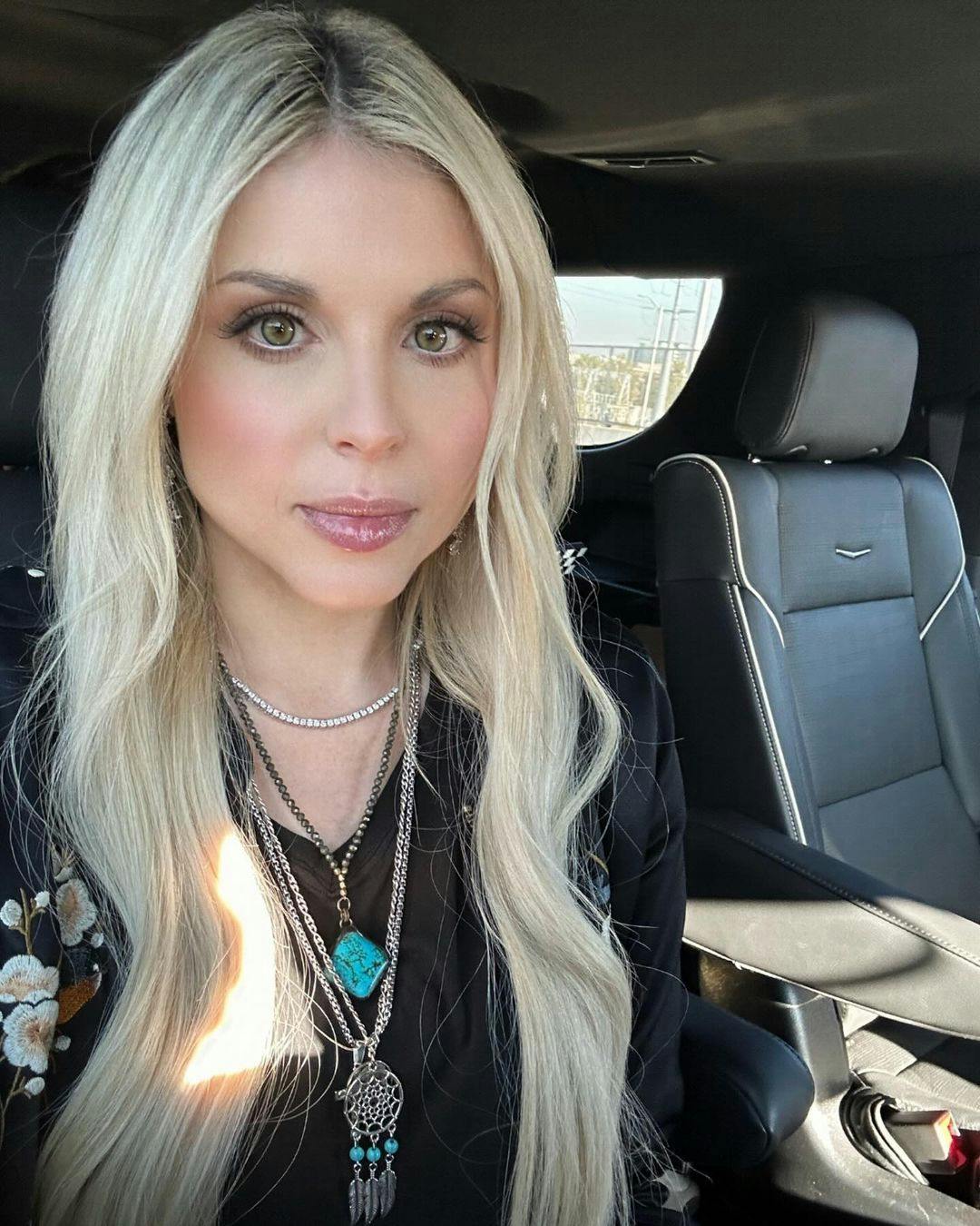 Firerose kalder sig fortsat Cyrus på Instagram.